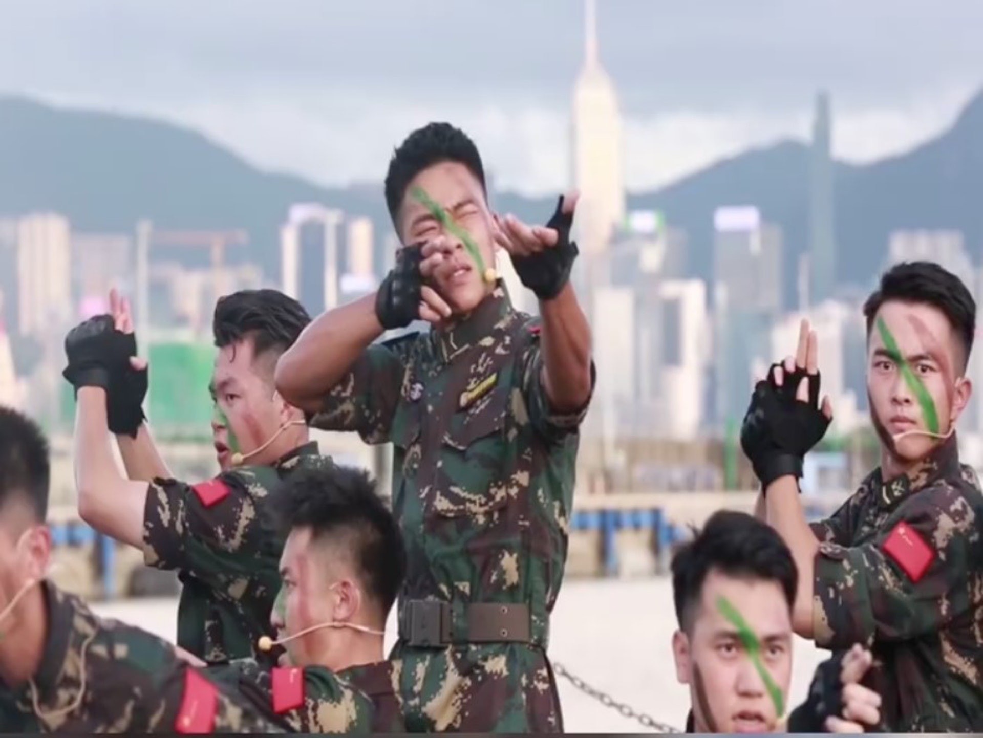 駐港部隊演練執行國安法　齊唱戰歌：誰敢興風作浪　就地將他滅亡