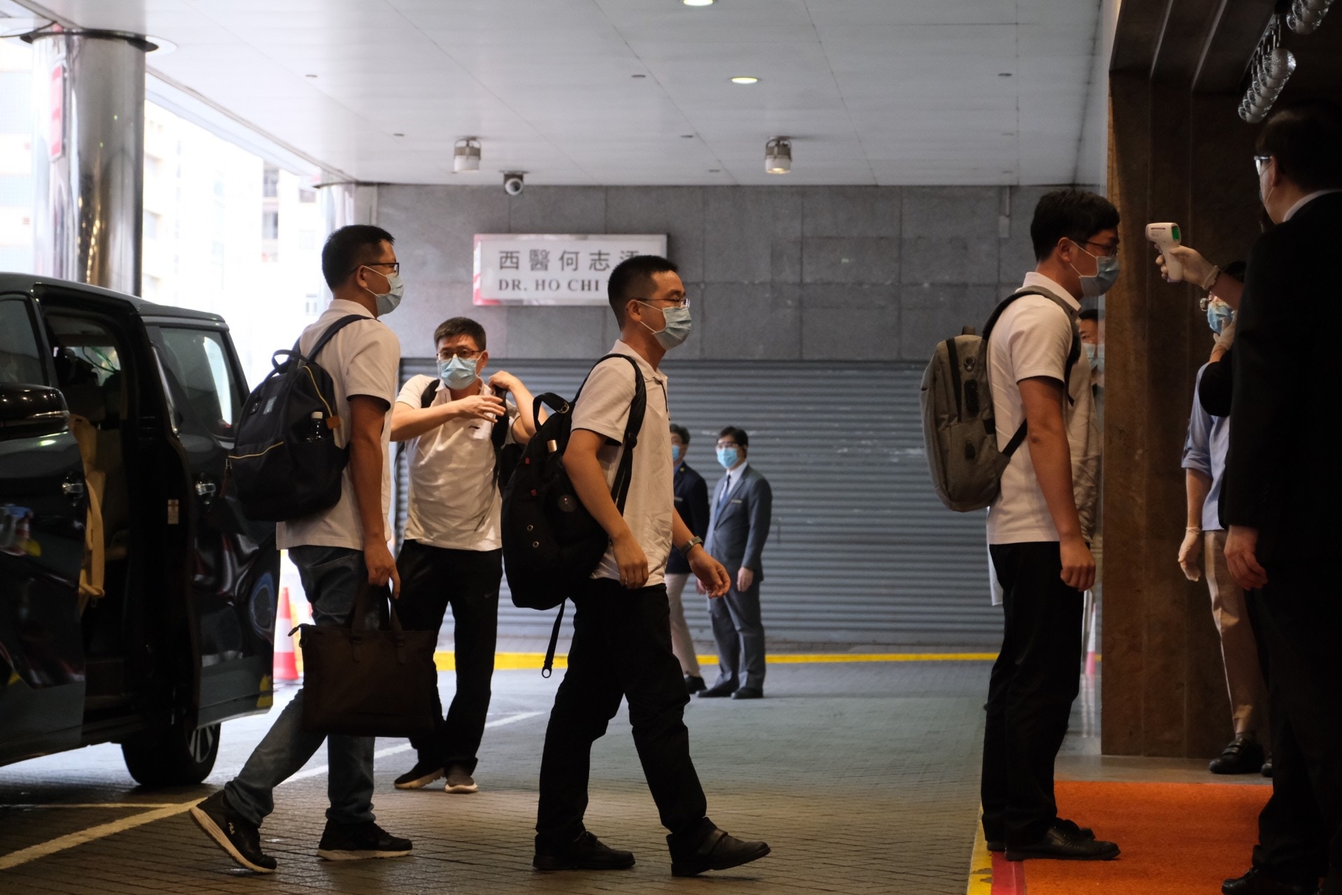 七人「先遣隊」隊員於今（2日）下午四時半由七人車接送由內地抵達九龍維景酒店。（盧翊銘攝）