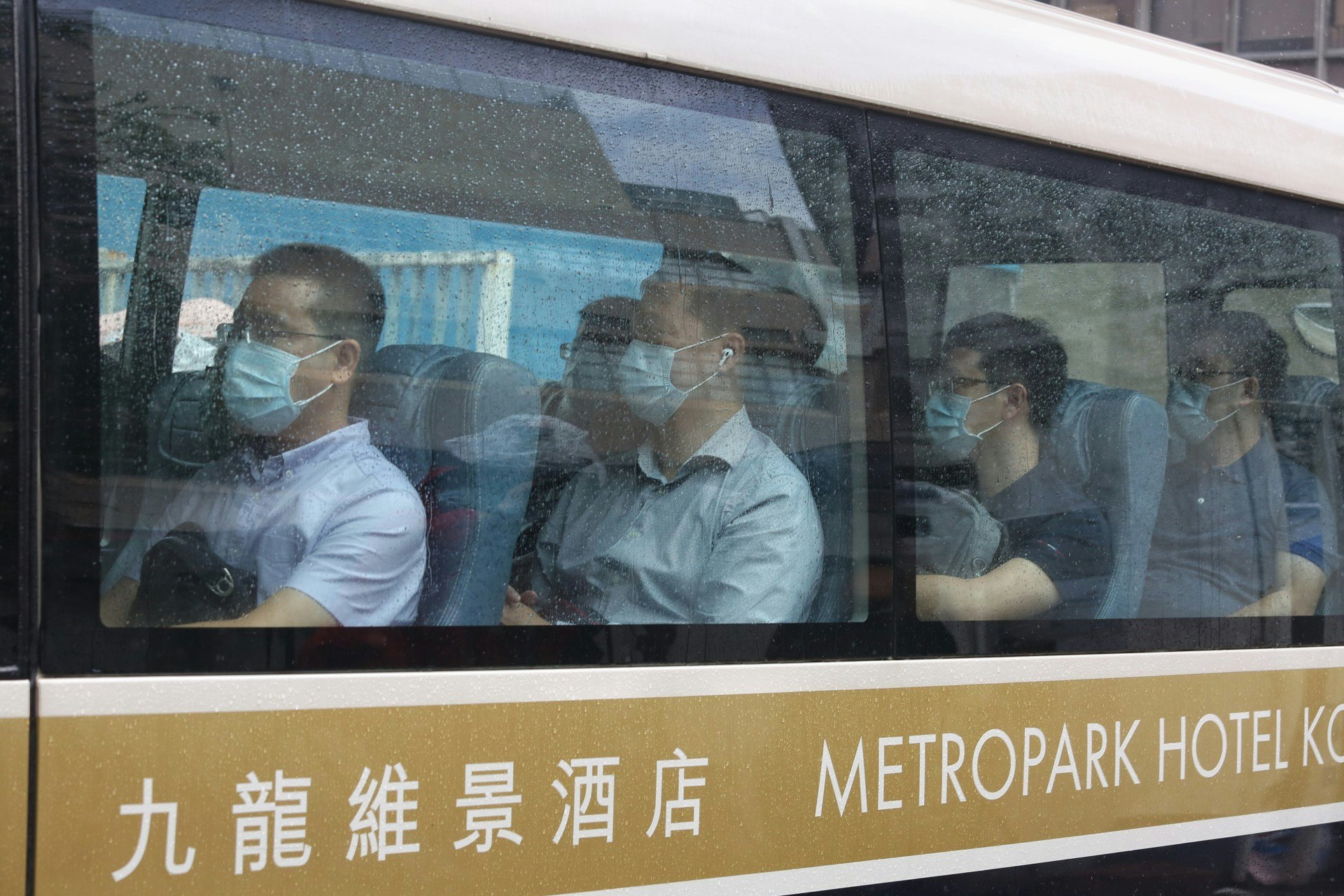 約於中午12時半,先遣隊成員乘坐九龍維景酒店接駛車離開大埔工業邨。(張浩維攝) 約於中午12時半,先遣隊成員乘坐九龍維景酒店接駛車離開大埔工業邨。(張浩維攝)