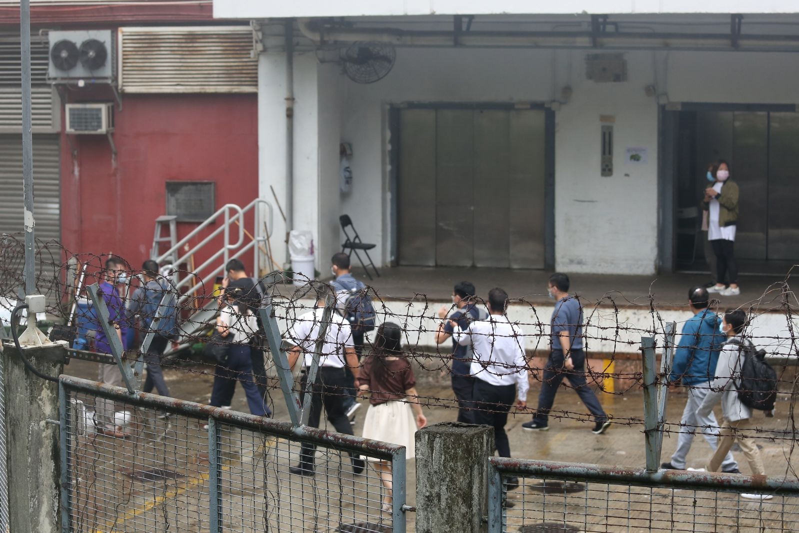 內地核酸檢測支援隊先遣人員，8月4日到大埔工業邨華大基因及華昇診斷中心視察。（張浩維攝）