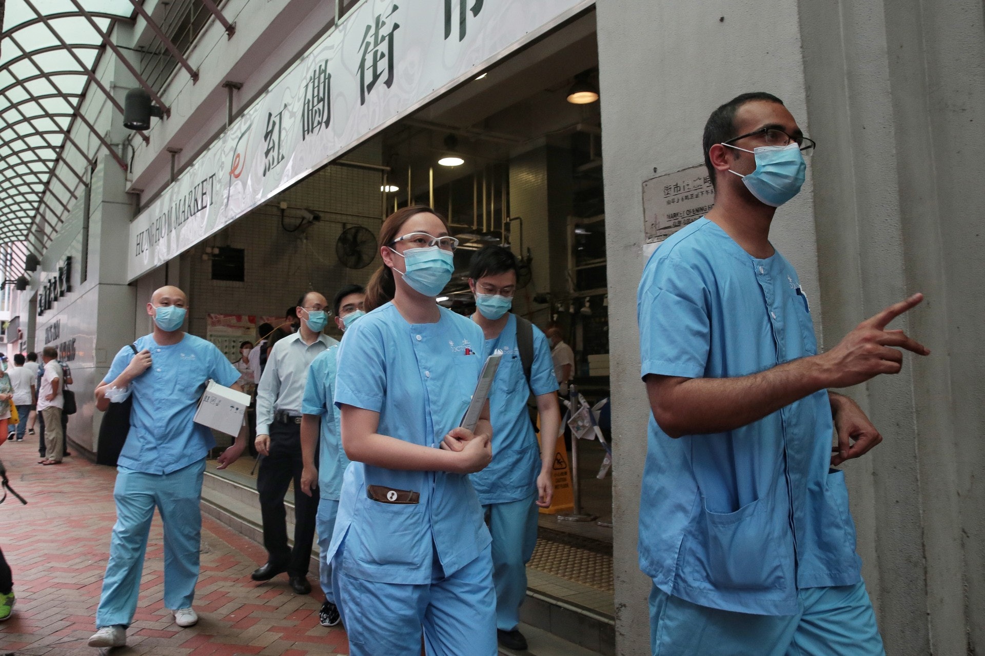 袁國勇團隊到紅磡街巿視察及取環境樣本。(李澤彤攝) 袁國勇團隊到紅磡街巿視察及取環境樣本。(李澤彤攝)