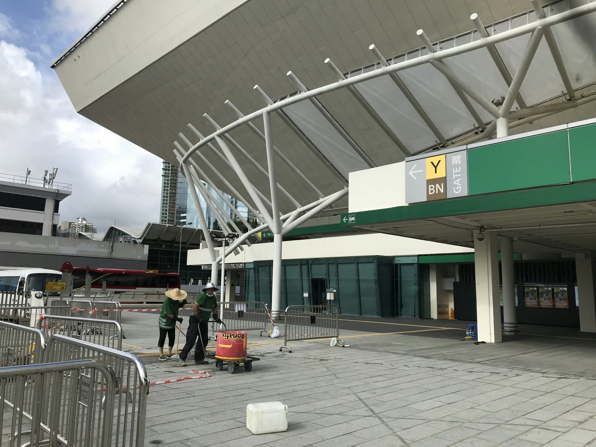 消息指,政府正考慮將大型體育館,改建成社區治療設施。袁國勇曾指可考慮紅館改建。(陳家怡攝) 消息指,政府正考慮將大型體育館,改建成社區治療設施。袁國勇曾指可考慮紅館改建。(陳家怡攝)