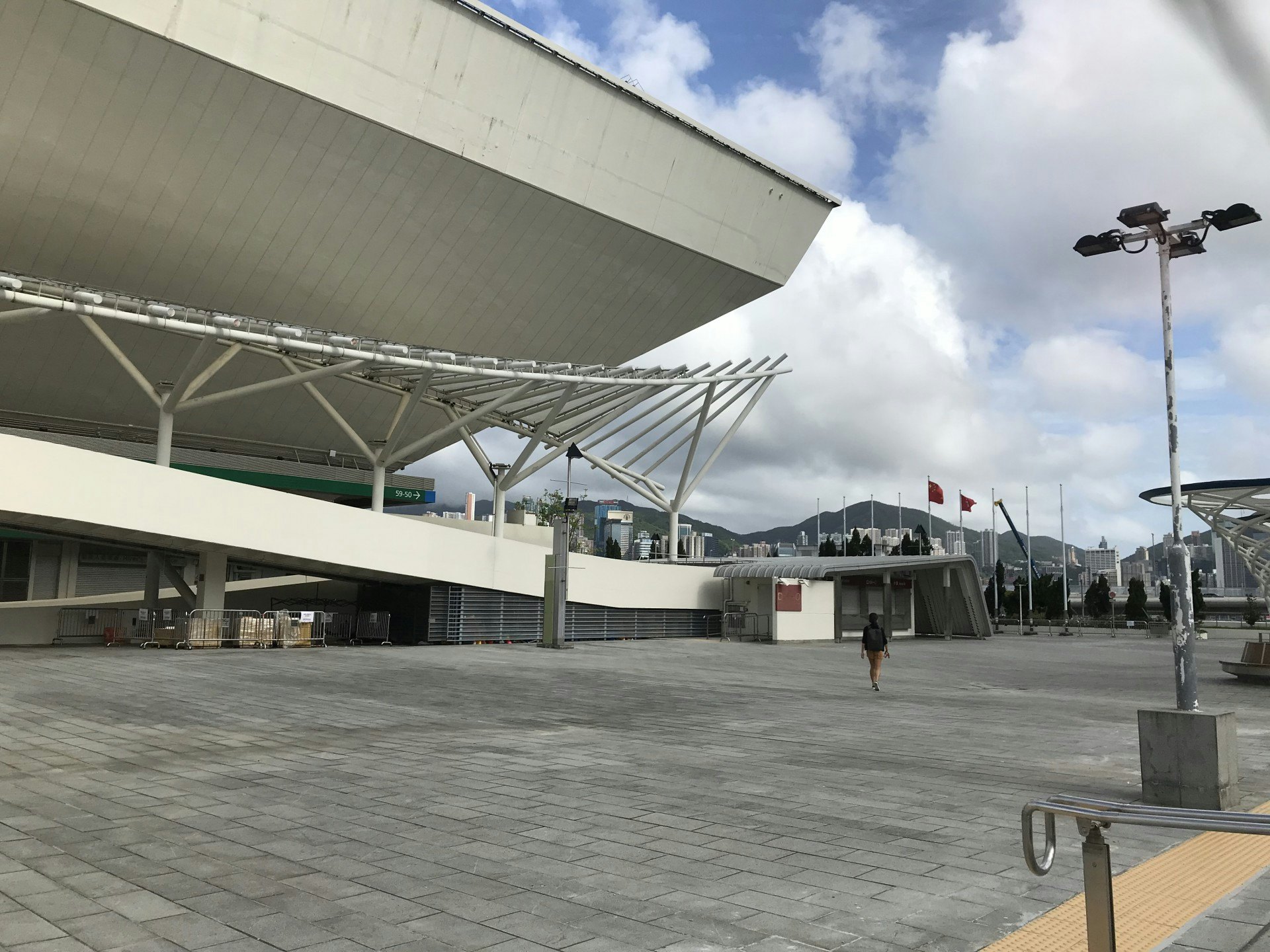 消息指,政府正考慮將大型體育館,改建成社區治療設施。袁國勇曾指可考慮紅館改建。(陳家怡攝) 消息指,政府正考慮將大型體育館,改建成社區治療設施。袁國勇曾指可考慮紅館改建。(陳家怡攝)