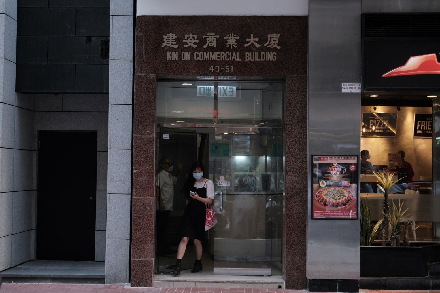 一名確診印傭，曾入住上環的安盛僱傭宿舍。（羅君豪攝）