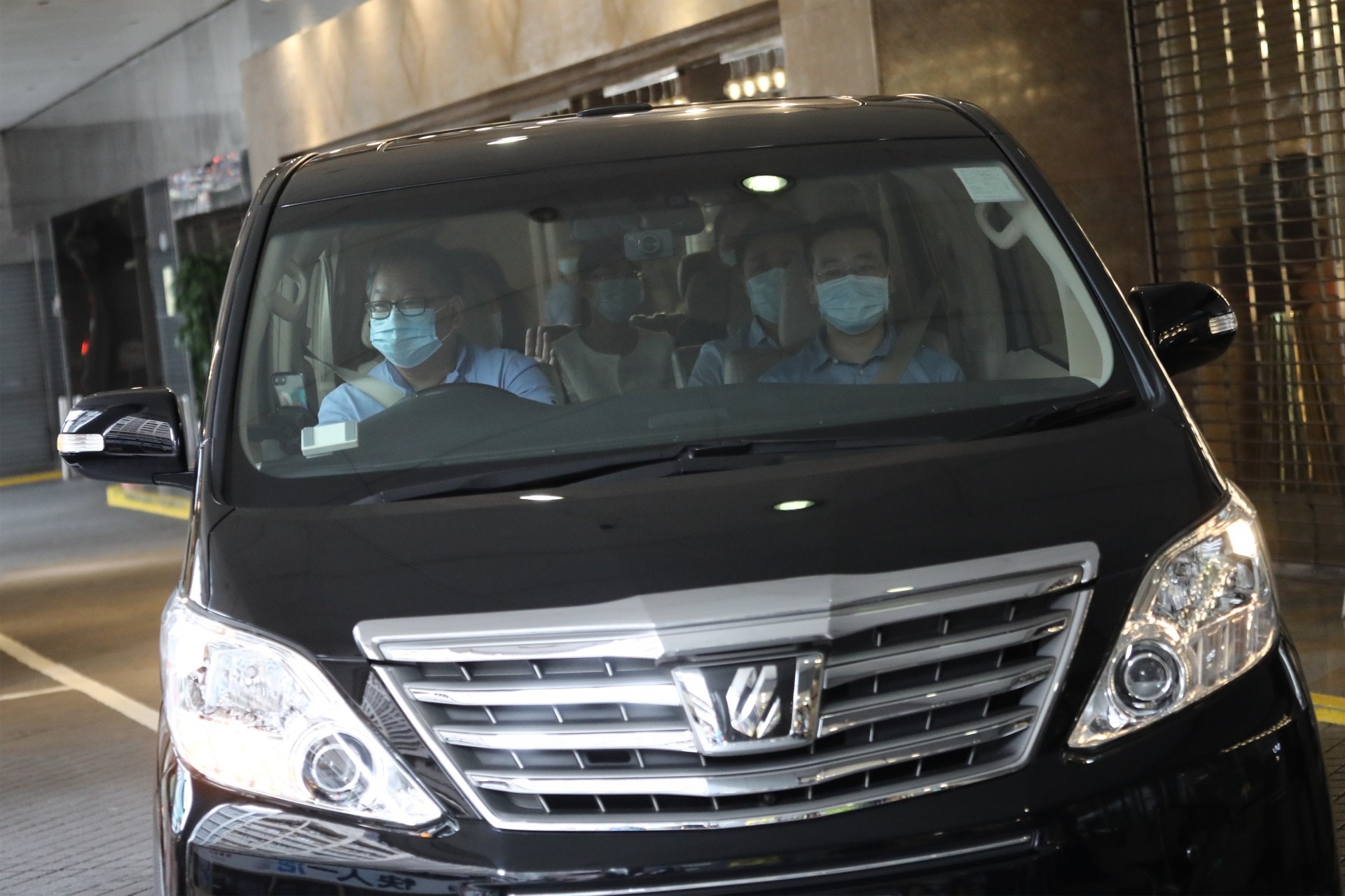 「內地核酸檢測支援隊」隊長、廣東衛健委余德文今早與隊員乘七人車離開下榻的九龍維景酒店。（盧翊銘攝）