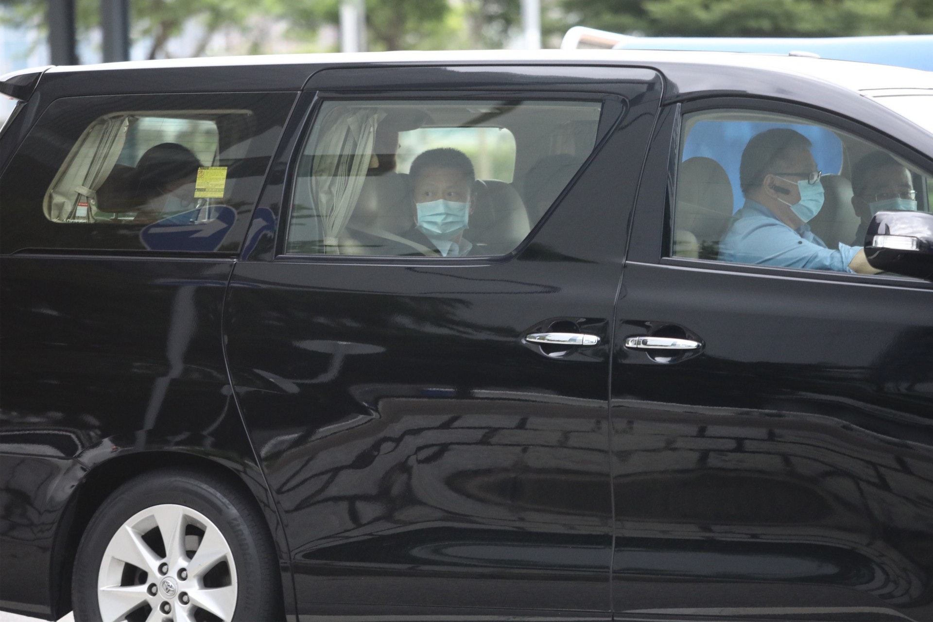 「內地核酸檢測支援隊」隊長、廣東衛健委余德文今早與隊員乘七人車離開下榻的九龍維景酒店。(盧翊銘攝) 「內地核酸檢測支援隊」隊長、廣東衛健委余德文今早與隊員乘七人車離開下榻的九龍維景酒店。(盧翊銘攝)
