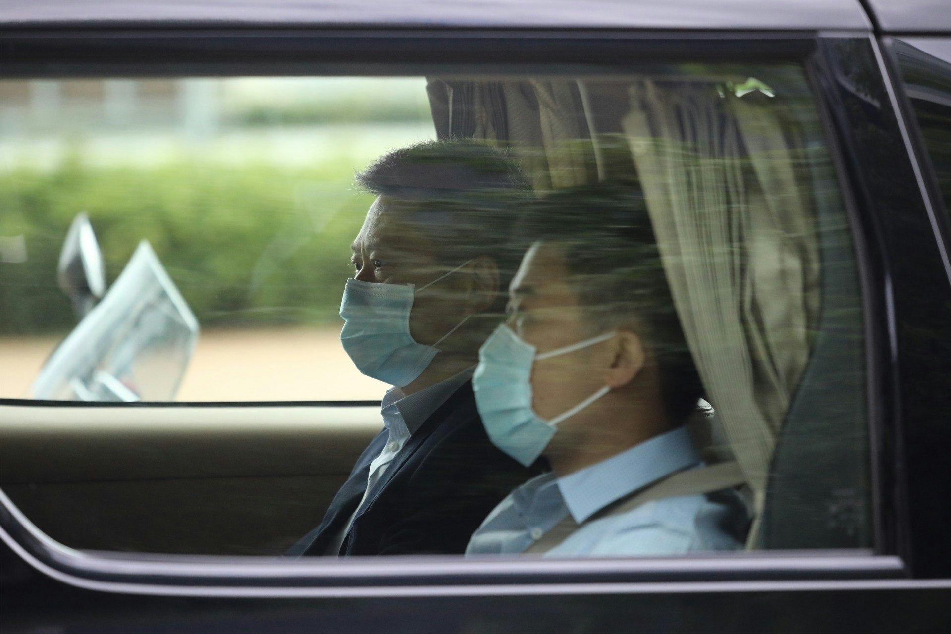 「內地核酸檢測支援隊」隊長、廣東衛健委余德文與隊員乘七人車離開下榻的九龍維景酒店,所乘車輛其後抵達添華道特首辦。(盧翊銘攝) 「內地核酸檢測支援隊」隊長、廣東衛健委余德文與隊員乘七人車離開下榻的九龍維景酒店,所乘車輛其後抵達添華道特首辦。(盧翊銘攝)