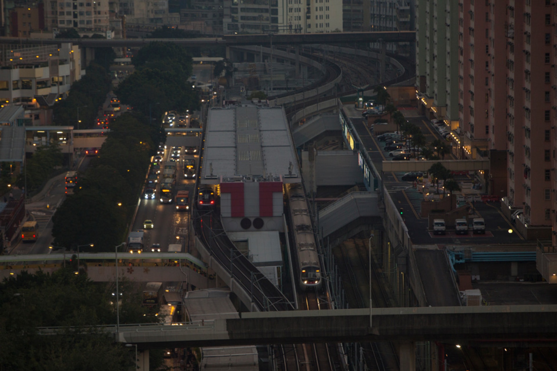 港鐵九龍灣車廠爆小型群組感染,累計有五名員工染疫。(資料圖片/羅國輝攝) 港鐵九龍灣車廠爆小型群組感染,累計有五名員工染疫。(資料圖片/羅國輝攝)
