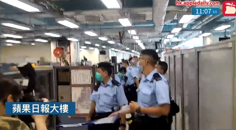 黎智英被押返辦公室調查。（蘋果日報截圖）