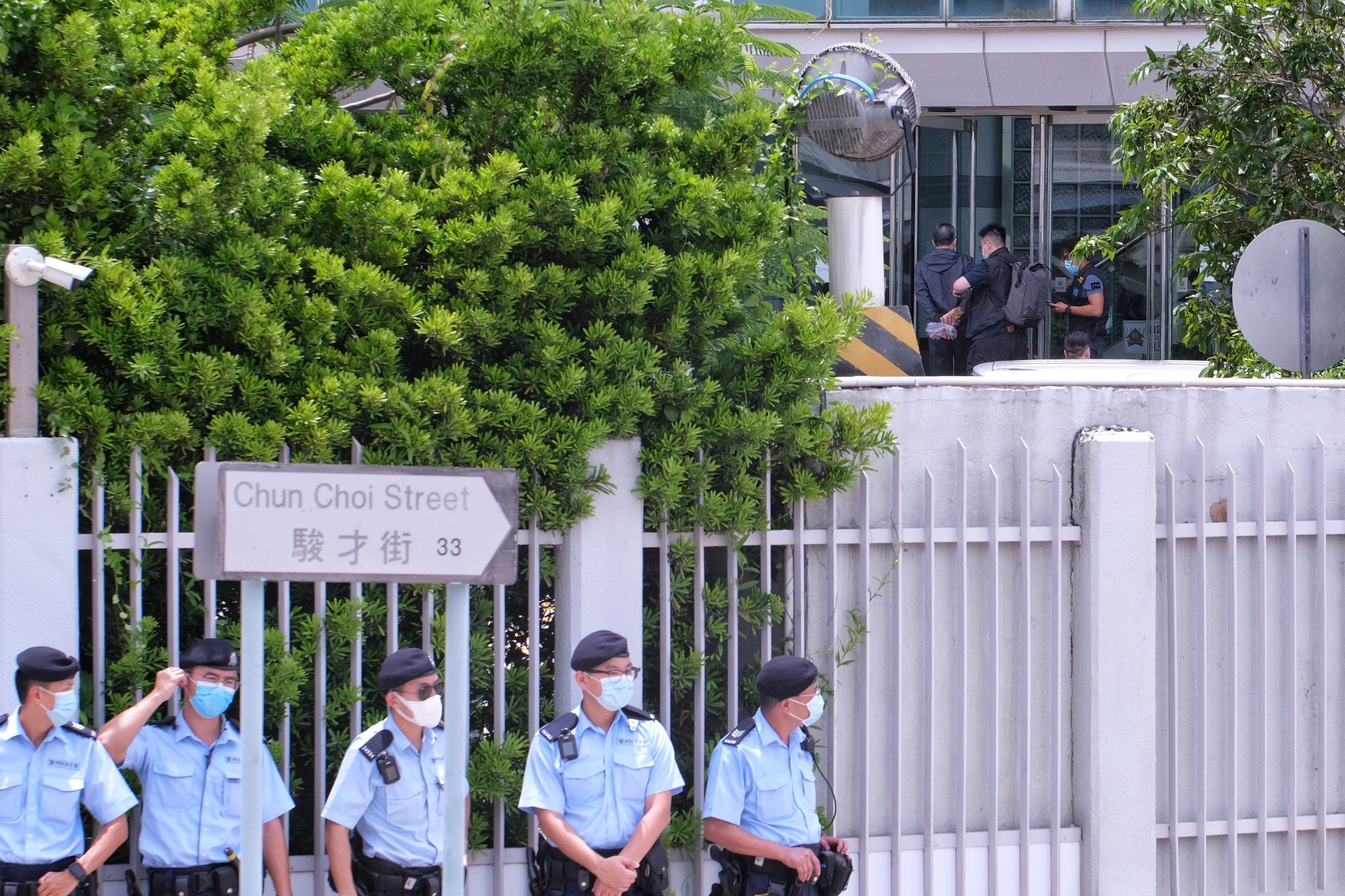 2020年8月10日，警方以涉嫌違反《港區國安法》，拘捕壹傳媒創辦人黎智英、其兩名兒子及4名壹傳媒高層，並於壹傳媒大樓調查。（羅君豪攝）