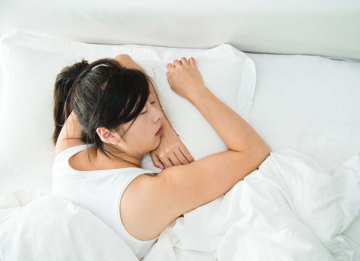 英國研究：亮燈睡致肥　燈愈光腰愈粗