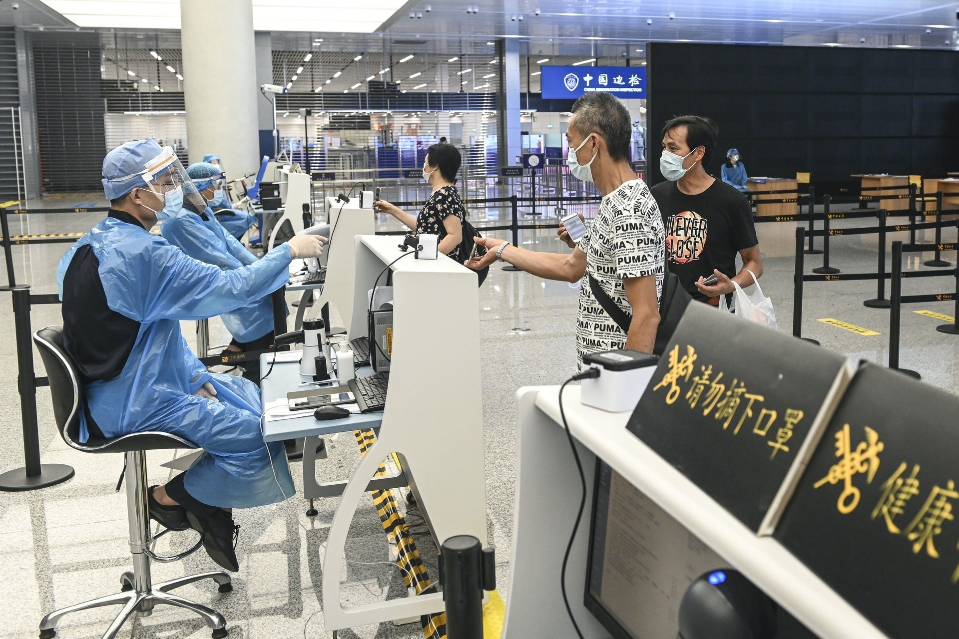 7月15日,位於廣東省珠海市的港珠澳大橋珠海公路口岸內,旅客向工作人員出示健康碼。(中新社) 7月15日,位於廣東省珠海市的港珠澳大橋珠海公路口岸內,旅客向工作人員出示健康碼。(中新社)