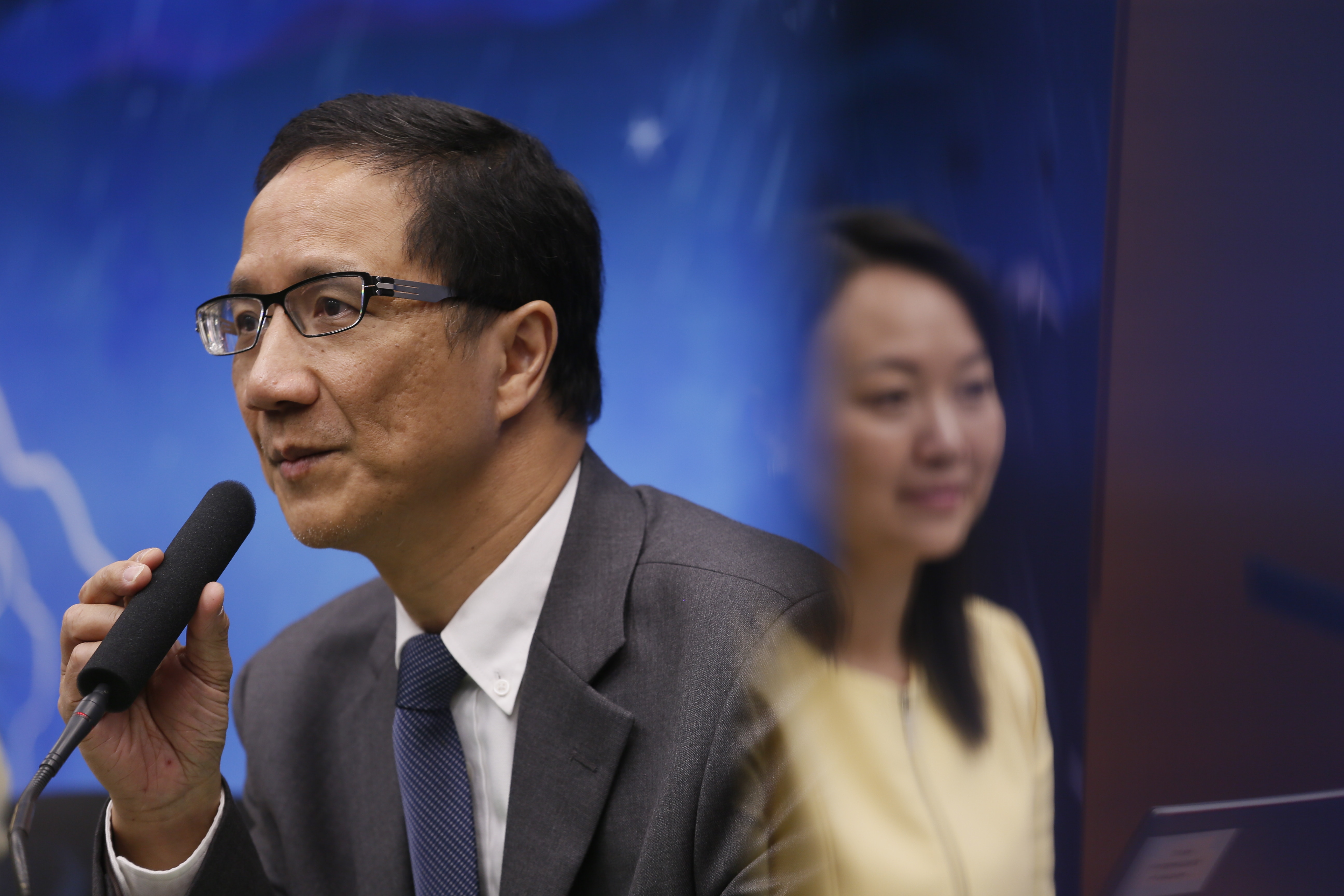 土木工程拓展署副處長（港島）歐陽仁生（左）表示，署方去年共發出80宗斜坡維修令。（梁鵬威攝）