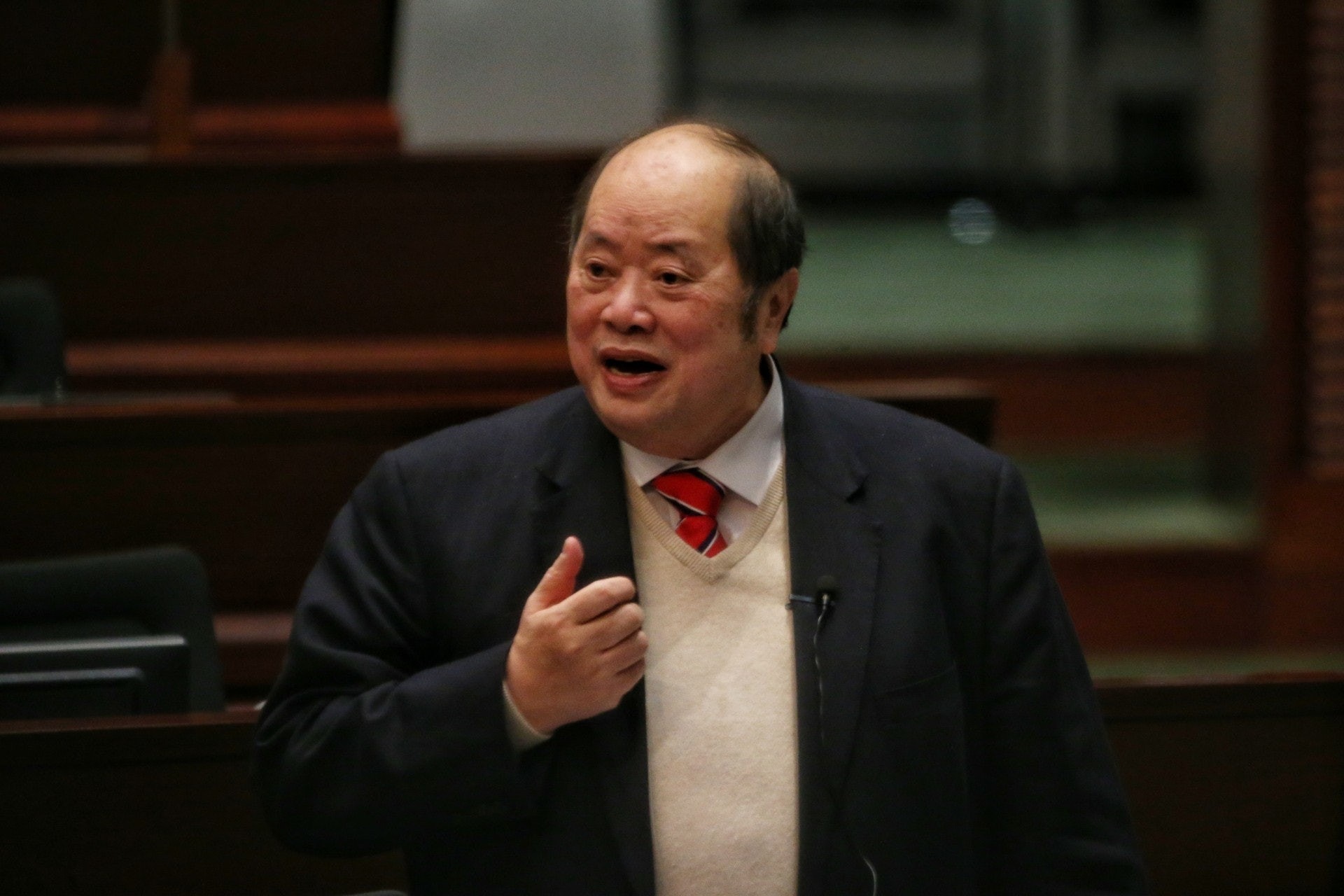張華峰指出，一間公司的股價短時間內如此波動，當中可能涉及重大風險，有關情況可能會嚴重影響股東利益，壹傳媒董事局有責任盡快向股東交代。（梁鵬威攝）