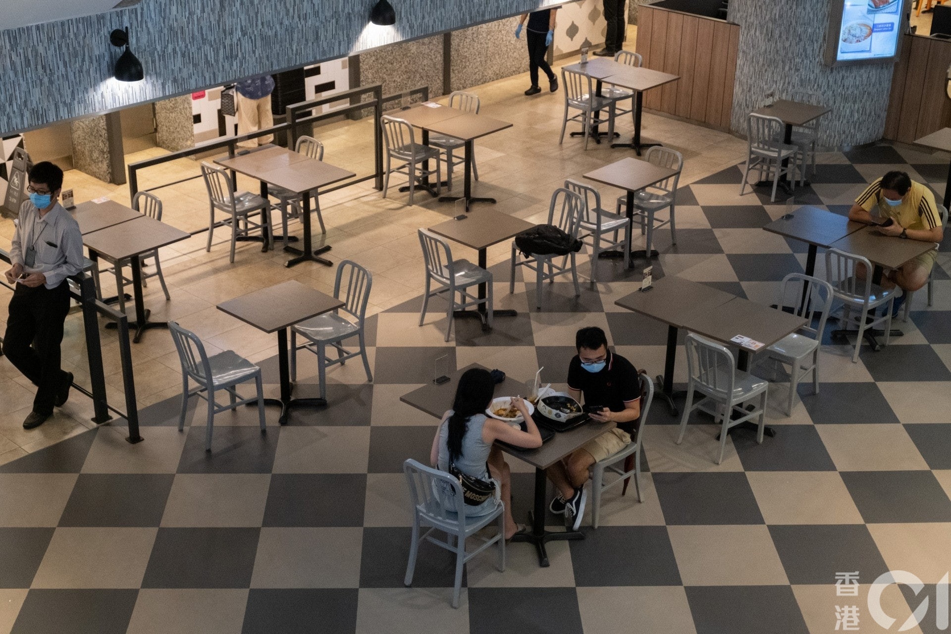  政府8月10日宣布延長多項防疫措施，包括餐飲處所內顧客不可超過通常座位數目的一半，且不得多於二人一桌。（梁鵬威攝）