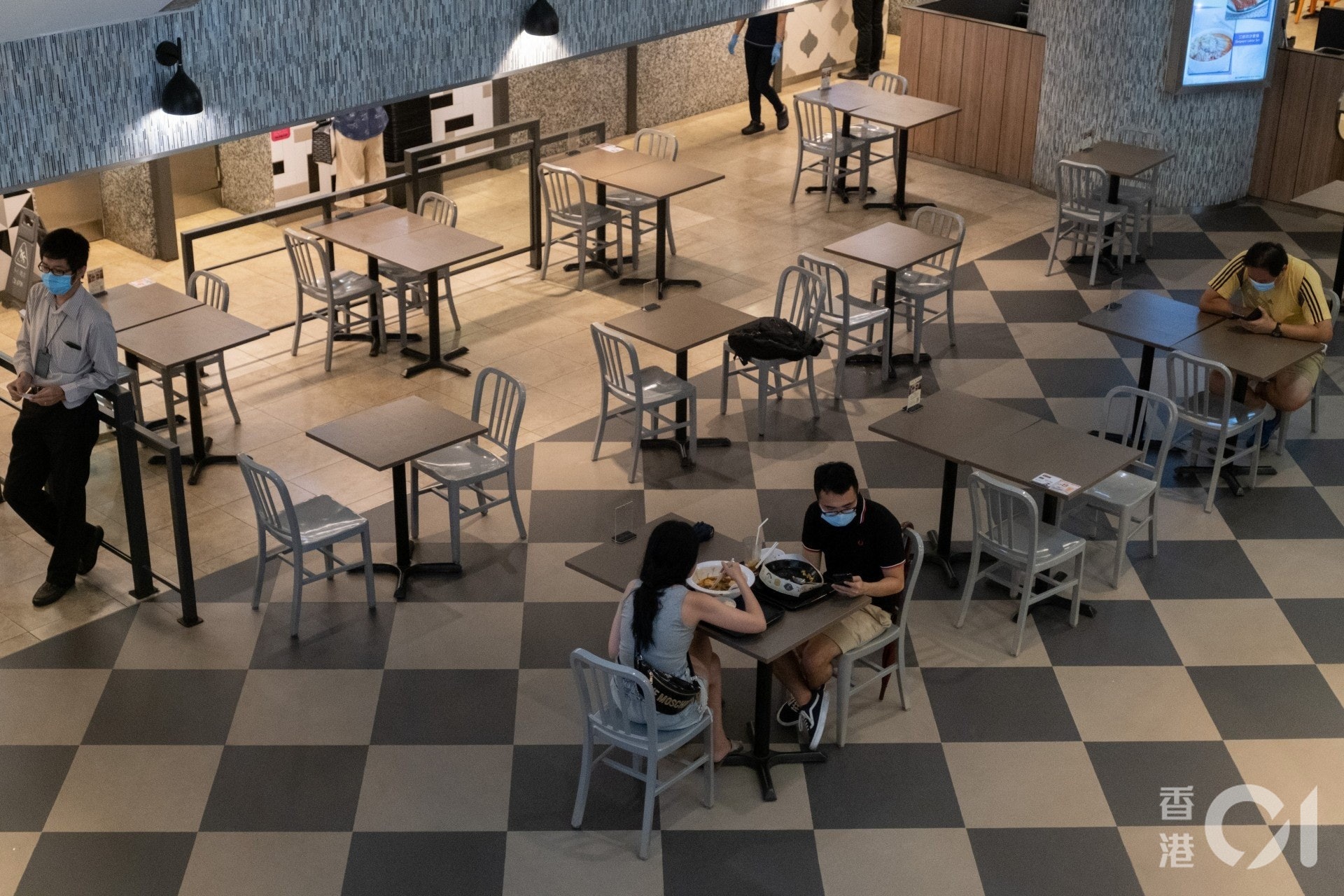 政府8月10日宣布延長多項防疫措施,包括餐飲處所內顧客不可超過通常座位數目的一半,且不得多於二人一桌。(梁鵬威攝)  政府8月10日宣布延長多項防疫措施,包括餐飲處所內顧客不可超過通常座位數目的一半,且不得多於二人一桌。(梁鵬威攝)