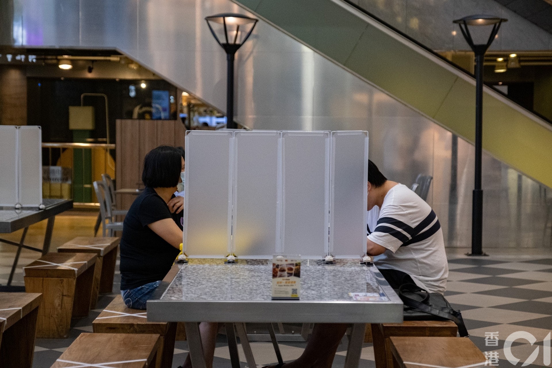  政府8月10日宣布延長多項防疫措施，包括不可超過2人一桌，餐桌之間要有1.5米距離，或設有隔板分隔。（梁鵬威攝）