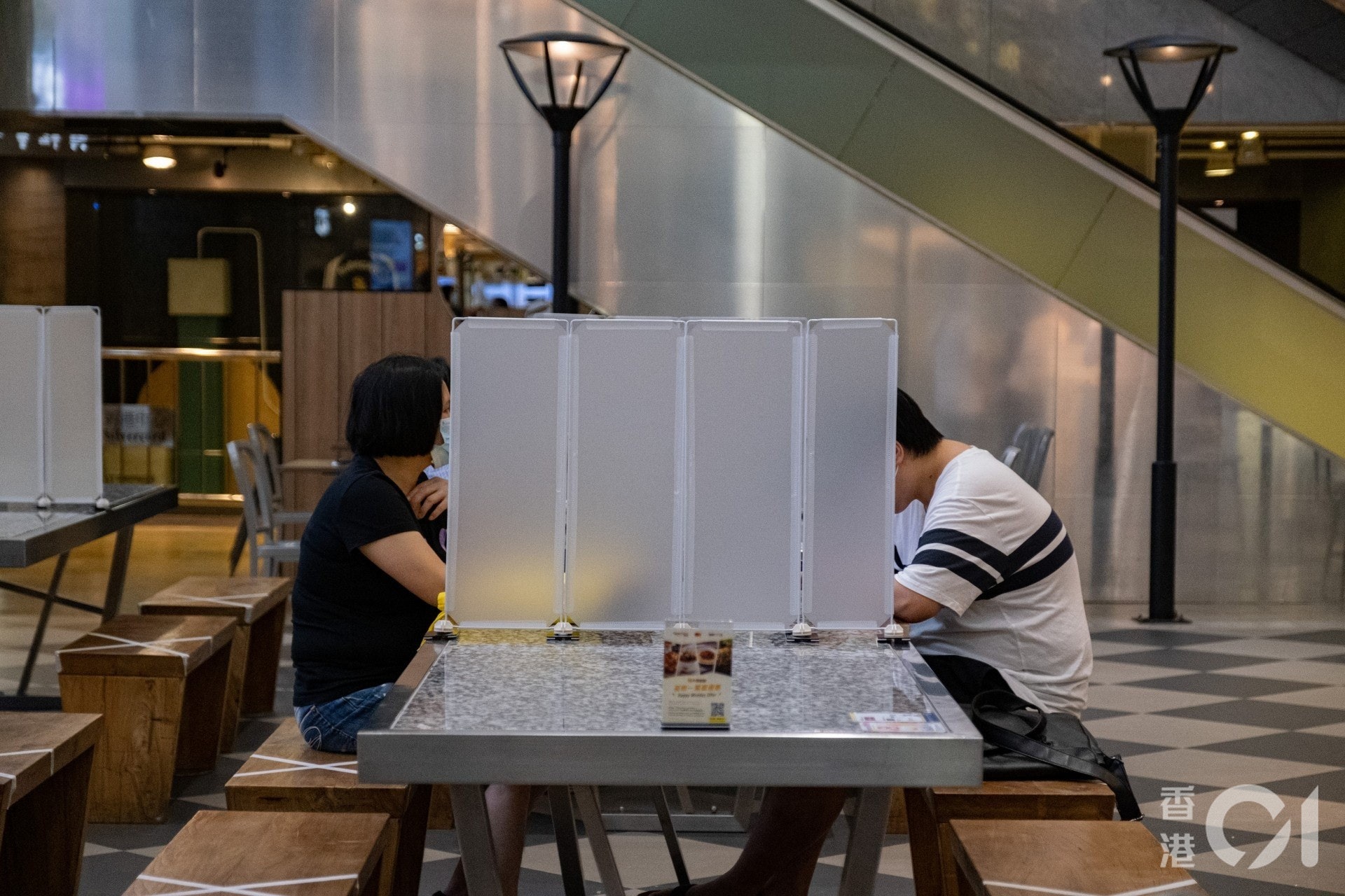 政府8月10日宣布延長多項防疫措施,包括不可超過2人一桌,餐桌之間要有1.5米距離,或設有隔板分隔。(梁鵬威攝)  政府8月10日宣布延長多項防疫措施,包括不可超過2人一桌,餐桌之間要有1.5米距離,或設有隔板分隔。(梁鵬威攝)