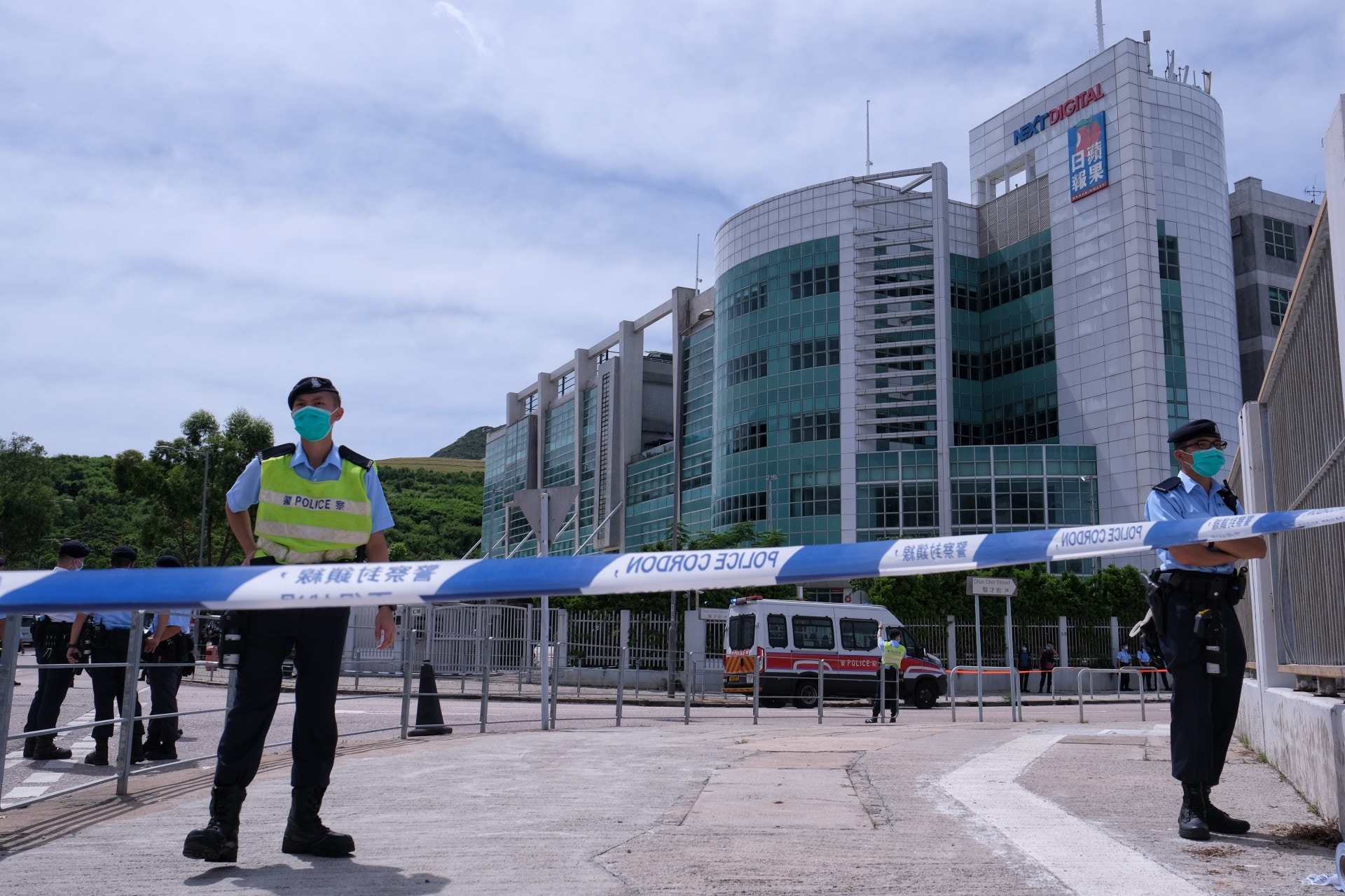 【黎智英被捕】8月10日，警方在壹蘋果大樓外劃出封鎖區，部分傳媒未能進入特定採訪區。（羅君豪攝）