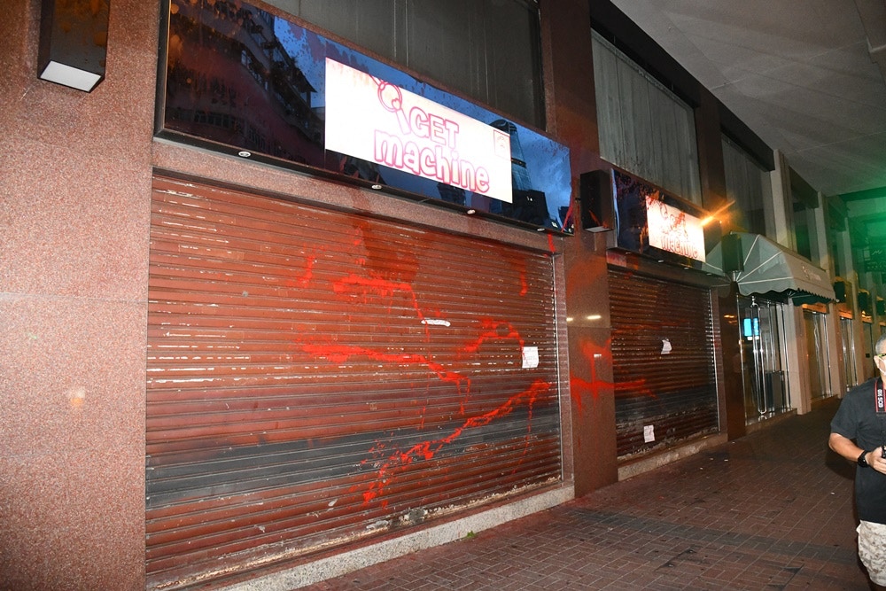涉案旺角夾公仔店鐵閘滿佈紅油。  