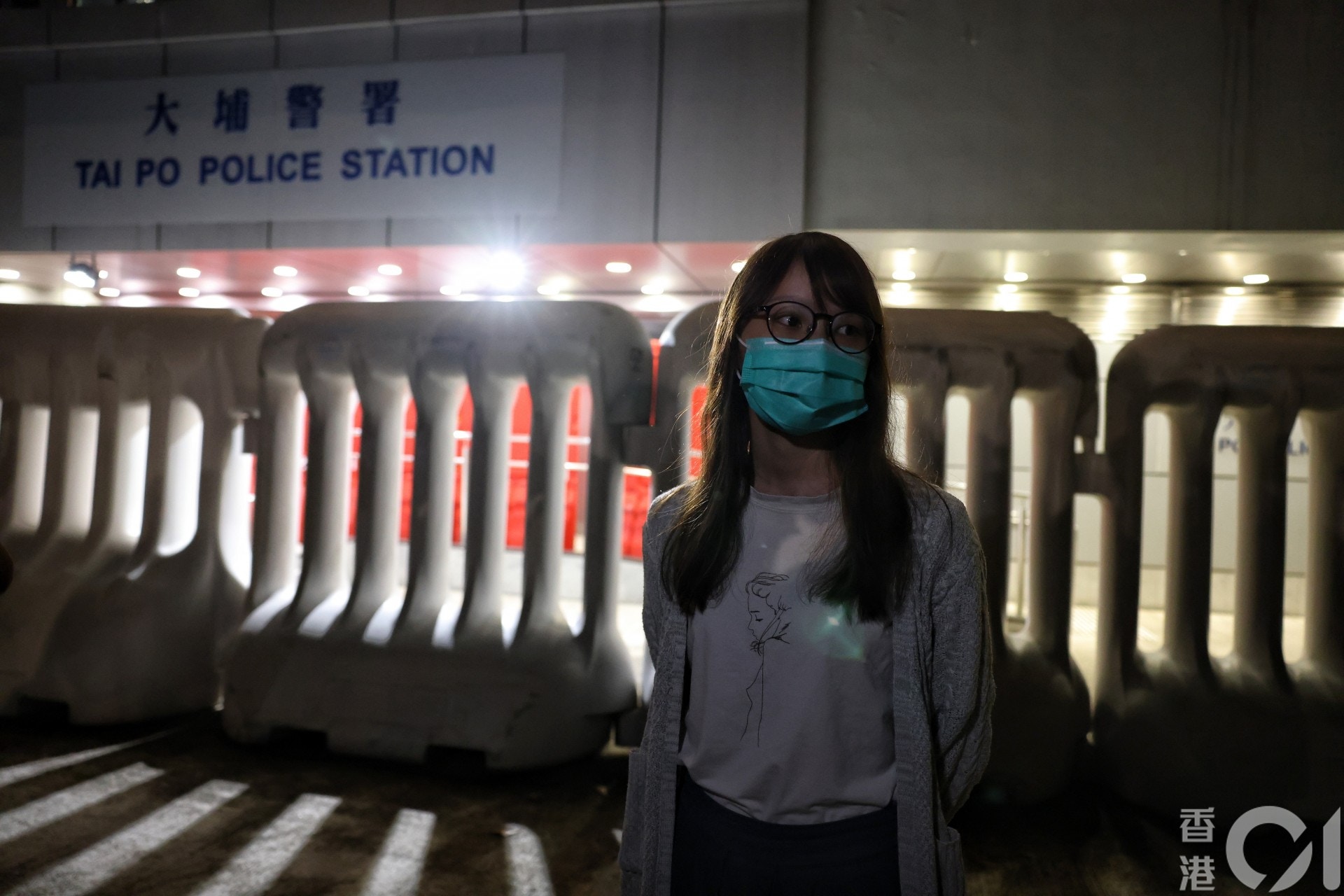 【黎智英案】周庭涉违国安法被捕,至8月11日晚上近11时她获准保释。 (曾梓洋摄) 周庭被扣查逾24小时后获保释,旅游证件被没收!(组图) - 4