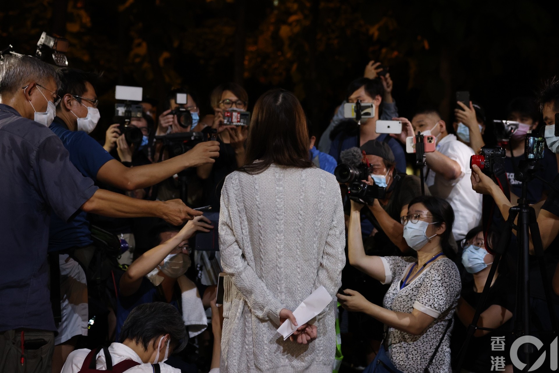 【黎智英案】周庭涉违国安法被捕,至8月11日晚上近11时她获准保释。 (曾梓洋摄) 周庭被扣查逾24小时后获保释,旅游证件被没收!(组图) - 2