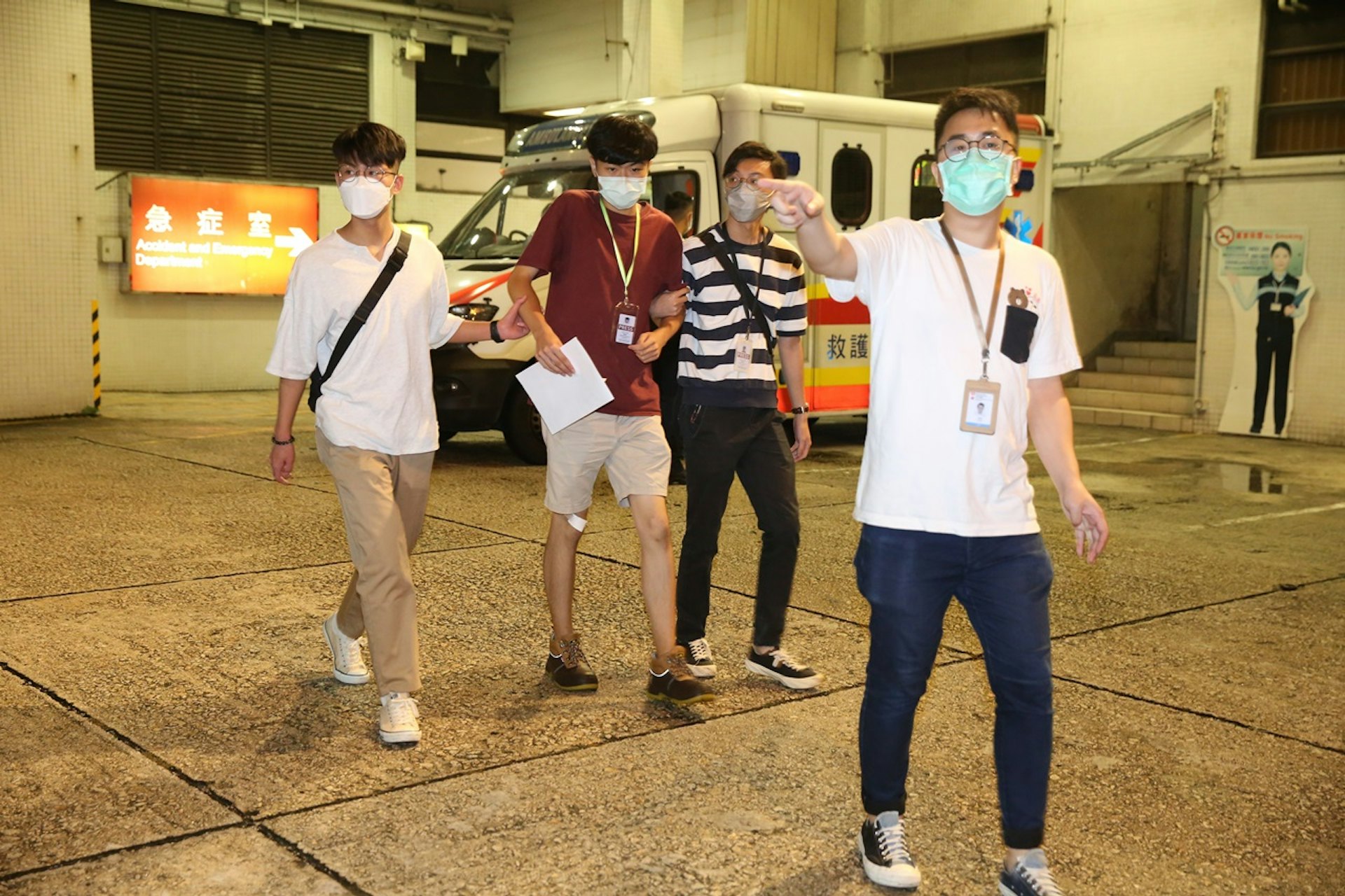 受傷理大編委記者前往醫院驗傷,油尖旺區區議員李傲然(右)、理大學生會幹事會會長陳嘉禧(左‧)及理大編委總編輯陳威諾在場陪同。(陳永武攝) 受傷理大編委記者前往醫院驗傷,油尖旺區區議員李傲然(右)、理大學生會幹事會會長陳嘉禧(左‧)及理大編委總編輯陳威諾在場陪同。(陳永武攝)
