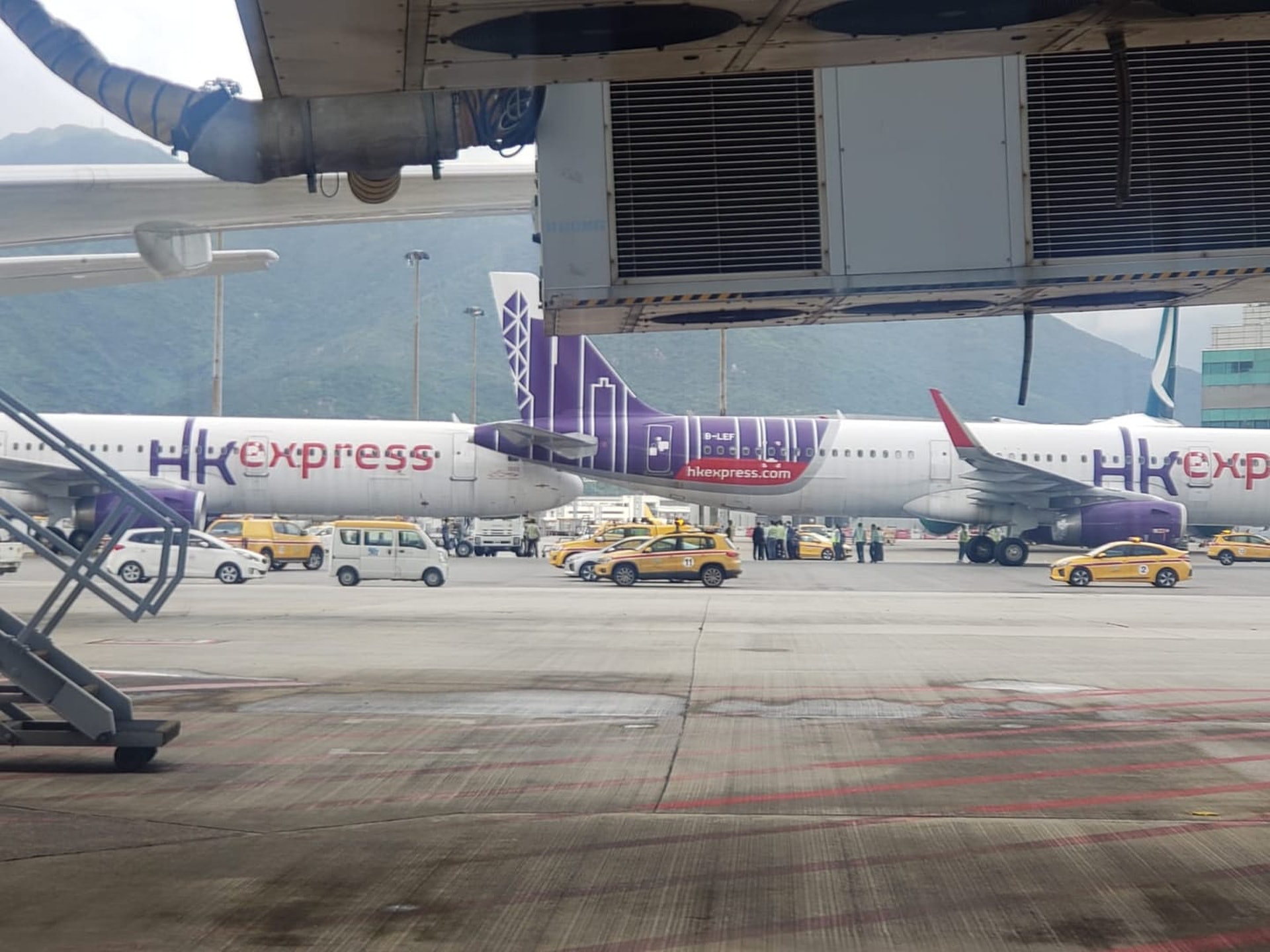 兩部香港快運客機於停機坪位置碰撞。(網上圖片) 兩部香港快運客機於停機坪位置碰撞。(網上圖片)