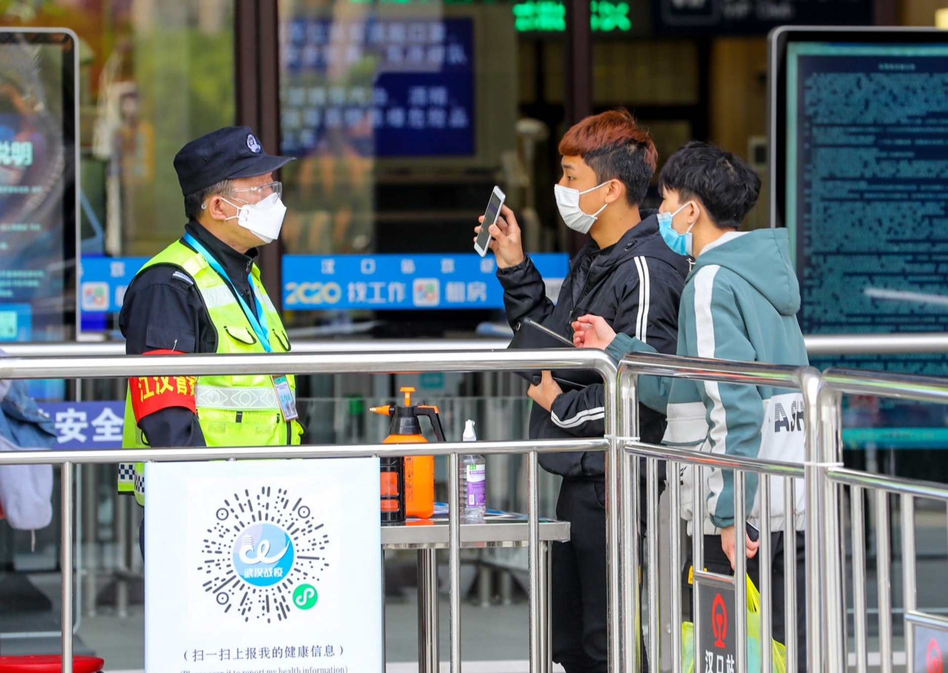 內地不少城市正實行「健康碼」,市民展示「健康碼」方可進入部份地方。(中新社) 內地不少城市正實行「健康碼」,市民展示「健康碼」方可進入部份地方。(中新社)
