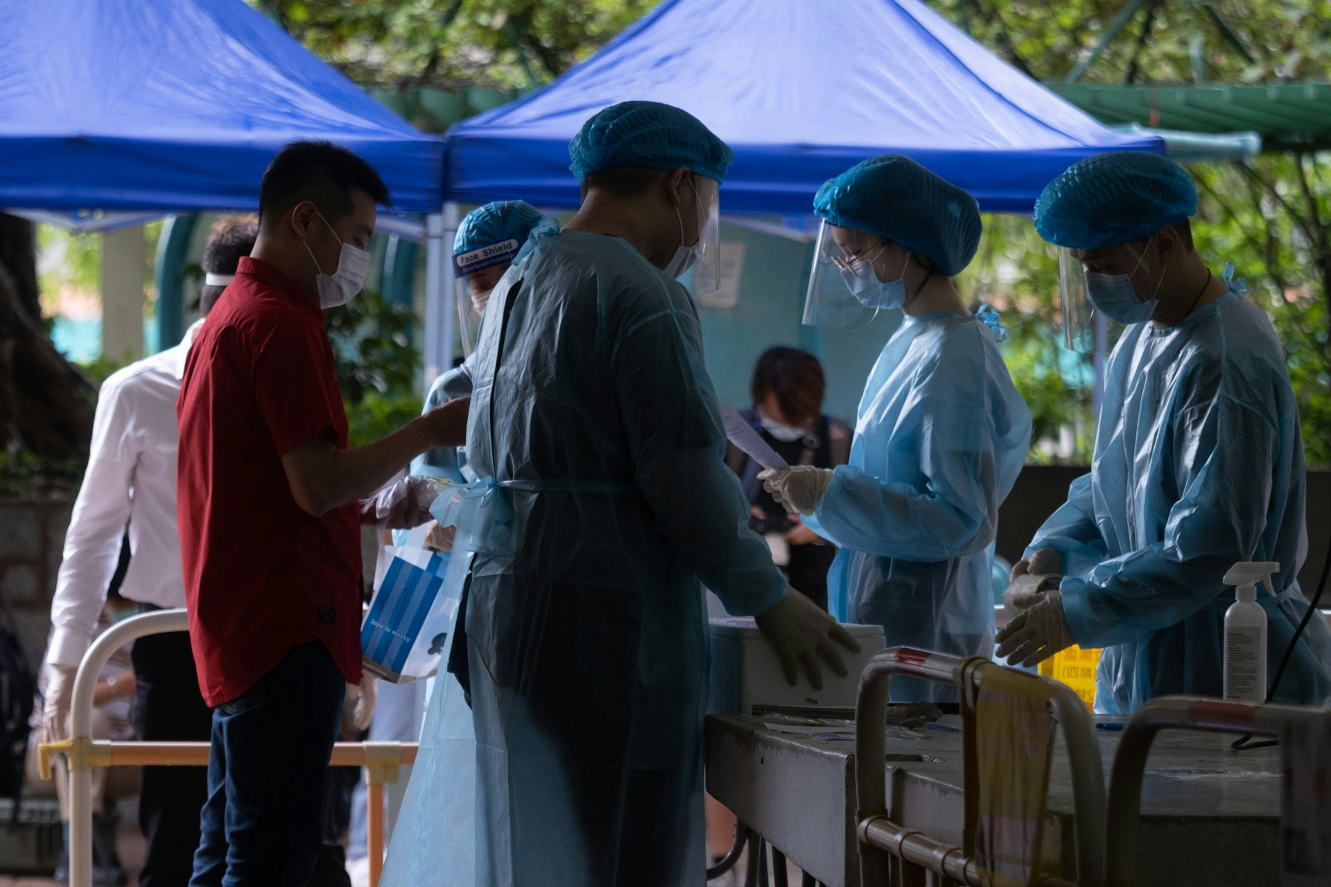 竹園北邨松園樓居民早前獲派發咽拭子採樣套裝檢測,有居民今日(13日)交回樣本時稱,不清楚正確採樣做法,感到迷惘。(梁鵬威攝) 竹園北邨松園樓居民早前獲派發咽拭子採樣套裝檢測,有居民今日(13日)交回樣本時稱,不清楚正確採樣做法,感到迷惘。(梁鵬威攝)