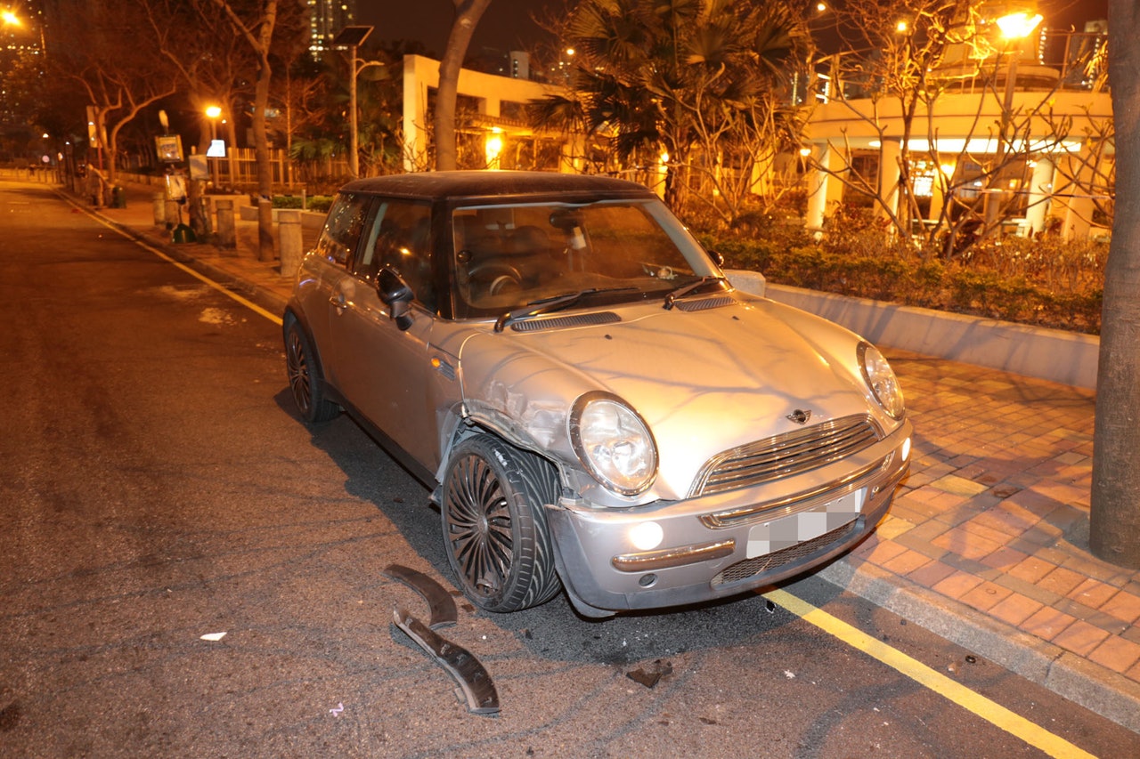 私家車被警車撞停,右邊車頭損毀。(陳永武攝) 私家車被警車撞停,右邊車頭損毀。(陳永武攝)