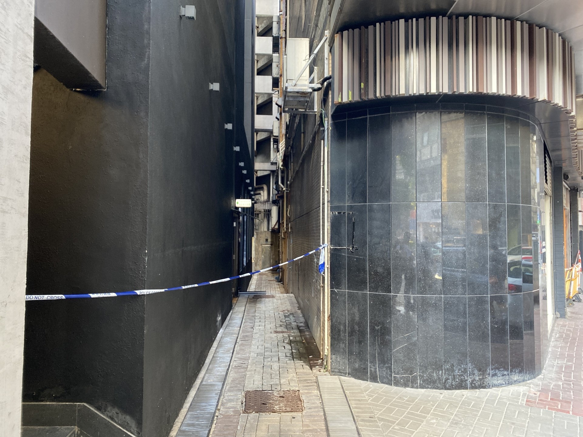 警方封鎖酒店一條後巷調查。(陳浩然攝) 警方封鎖酒店一條後巷調查。(陳浩然攝)