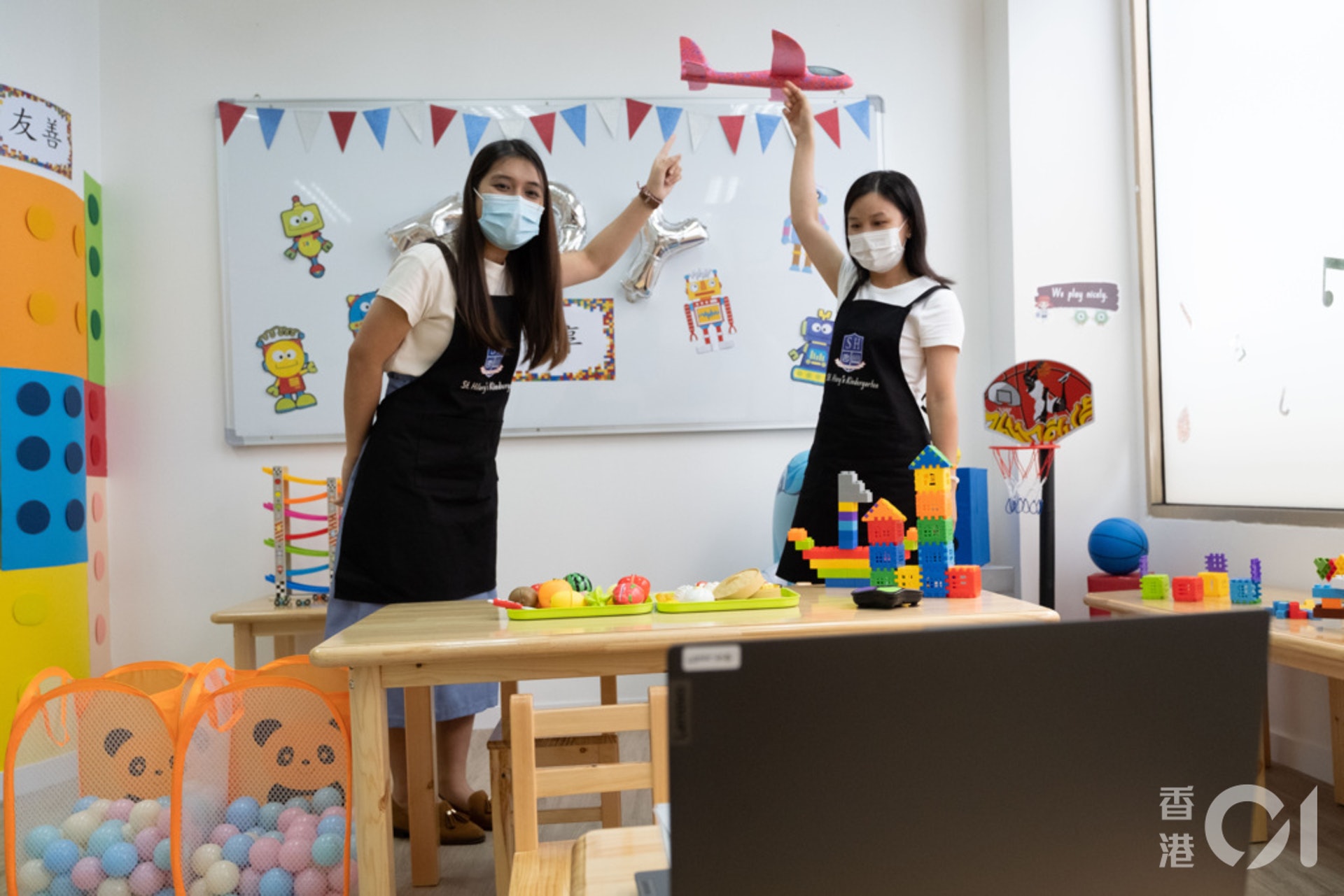 老師角色扮演學生日常玩玩具、上課的情況,教學生社交禮儀。(盧翊銘攝) 老師角色扮演學生日常玩玩具、上課的情況,教學生社交禮儀。(盧翊銘攝)