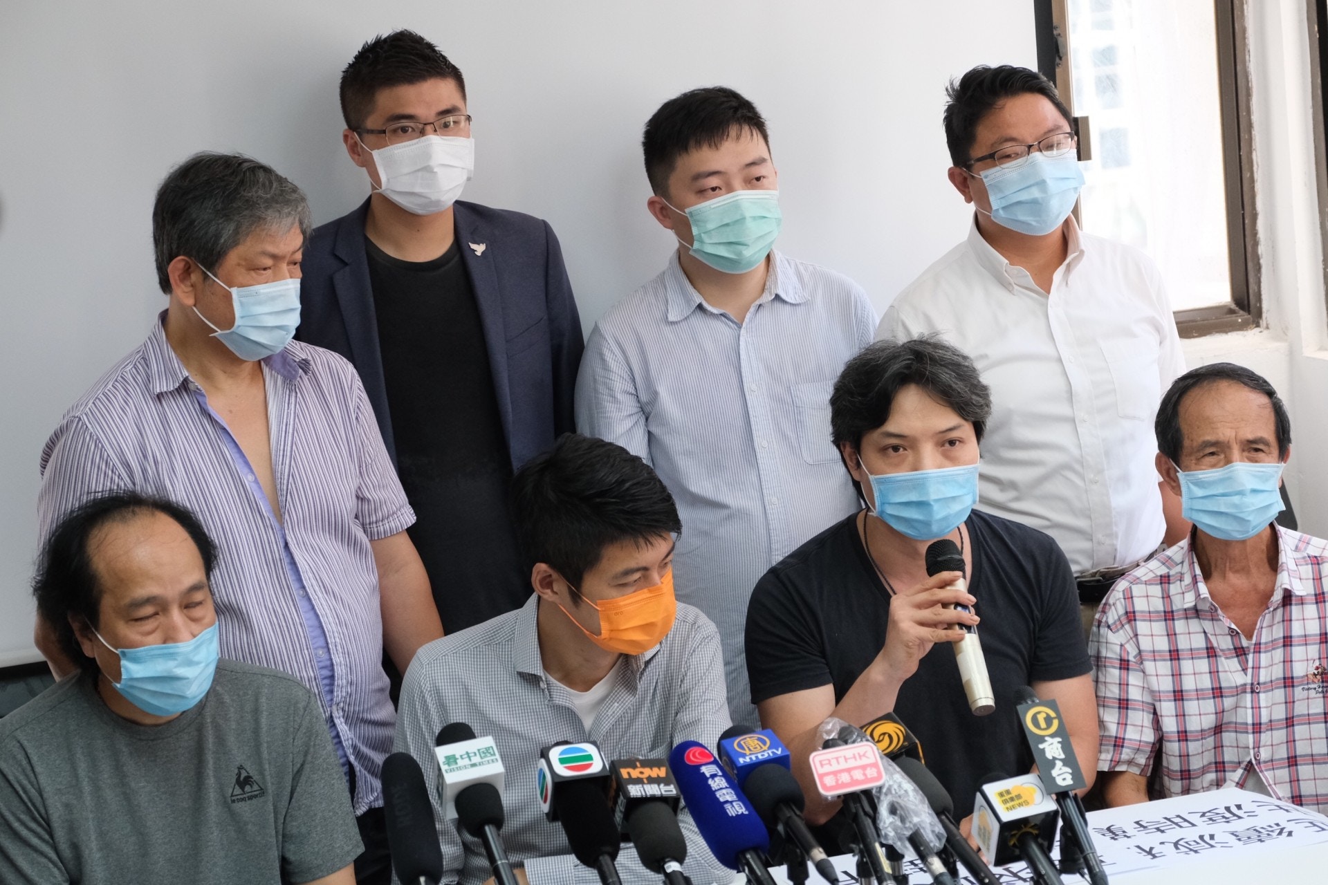 第三波新冠肺炎疫情持續，不少街市接連爆疫，一眾檔主召開記者會訴說苦況。（盧翊銘攝）