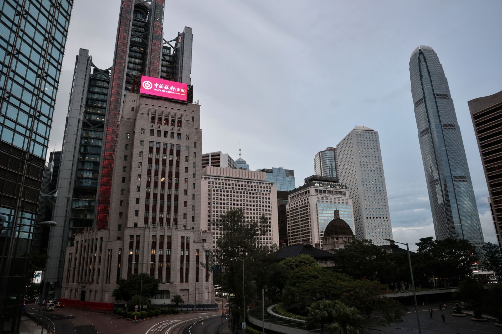 美銀據報因疫情旅行限制　審視港業務　考慮讓員工遷新加坡