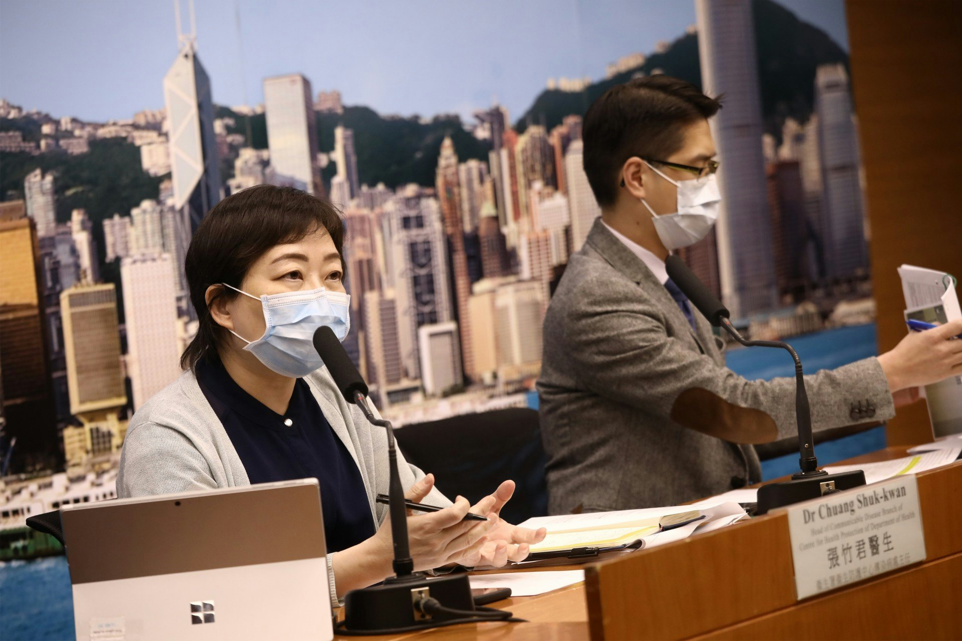 當局在疫情記者會公布,有一名康復者外遊返港後再對病毒呈陽性。(盧翊銘攝) 當局在疫情記者會公布,有一名康復者外遊返港後再對病毒呈陽性。(盧翊銘攝)