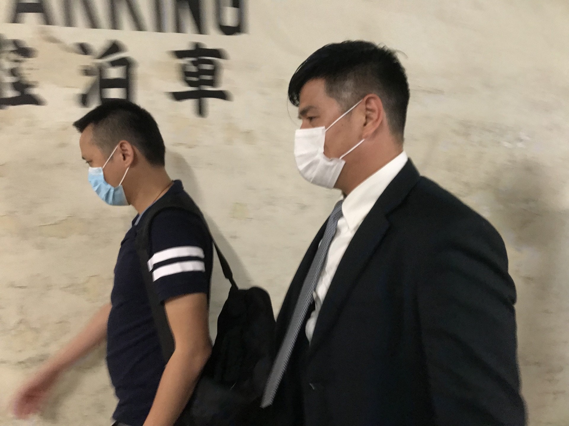 警員張金福(右)稱當時嘴角生痱滋,被擊中右臉,感覺特別痛。(李慧娜攝) 警員張金福(右)稱當時嘴角生痱滋,被擊中右臉,感覺特別痛。(李慧娜攝)