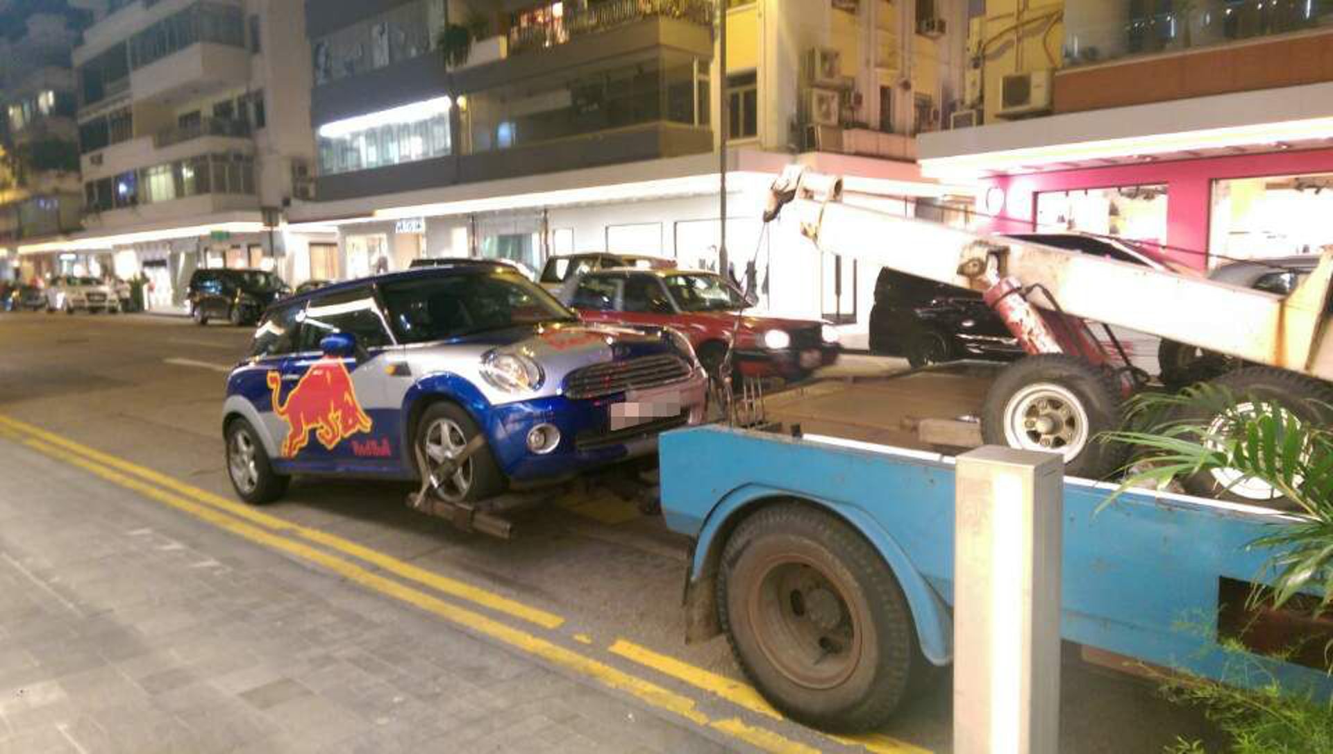 落入凡間的redbull P牌宣傳車自炒撞柱熱褲女等救援 香港01 社會新聞 落入凡間的redbull P牌宣傳車自炒撞柱熱褲女等救援 香港01 社會新聞