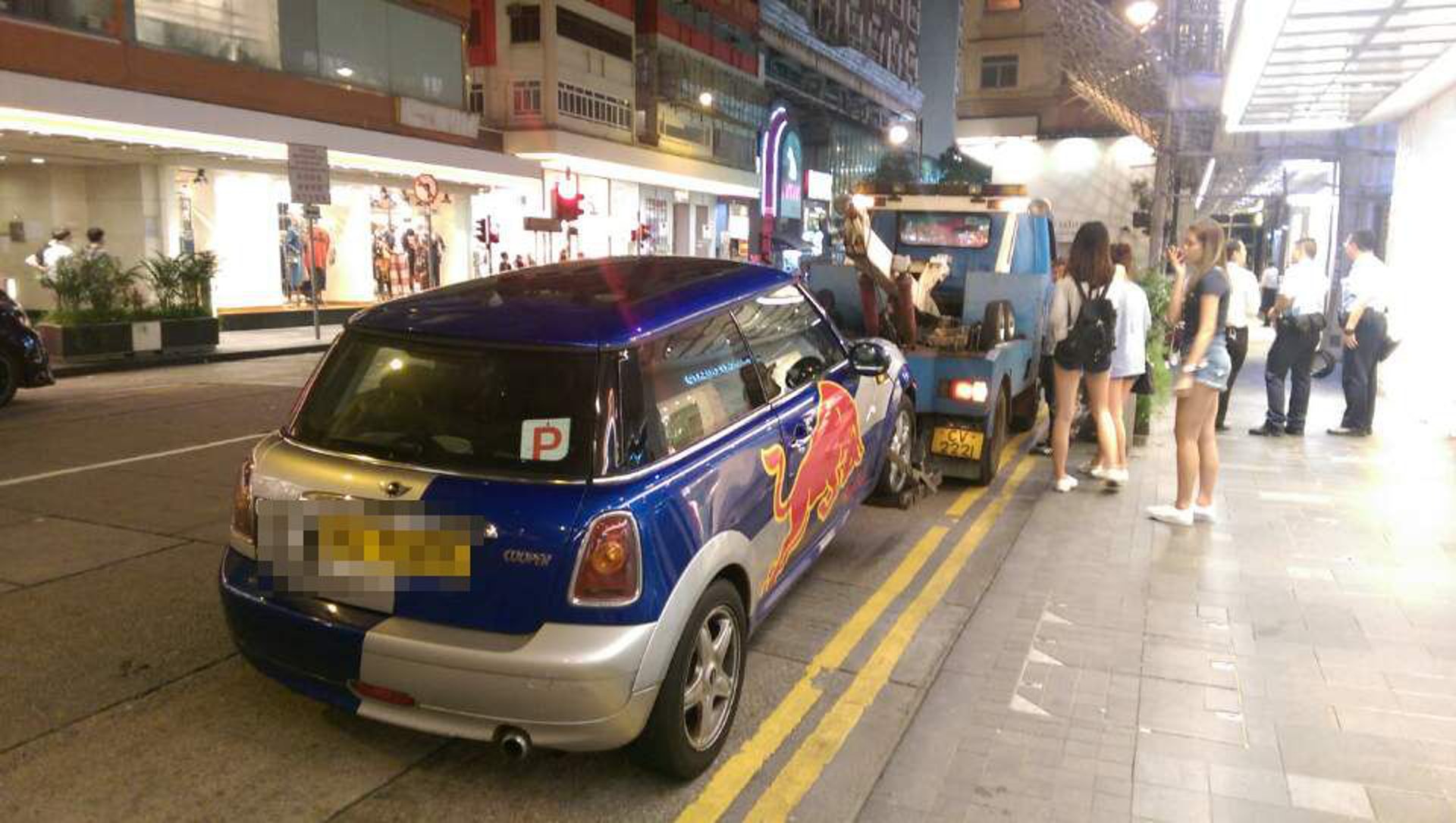 落入凡間的redbull P牌宣傳車自炒撞柱熱褲女等救援 香港01 社會新聞 落入凡間的redbull P牌宣傳車自炒撞柱熱褲女等救援 香港01 社會新聞