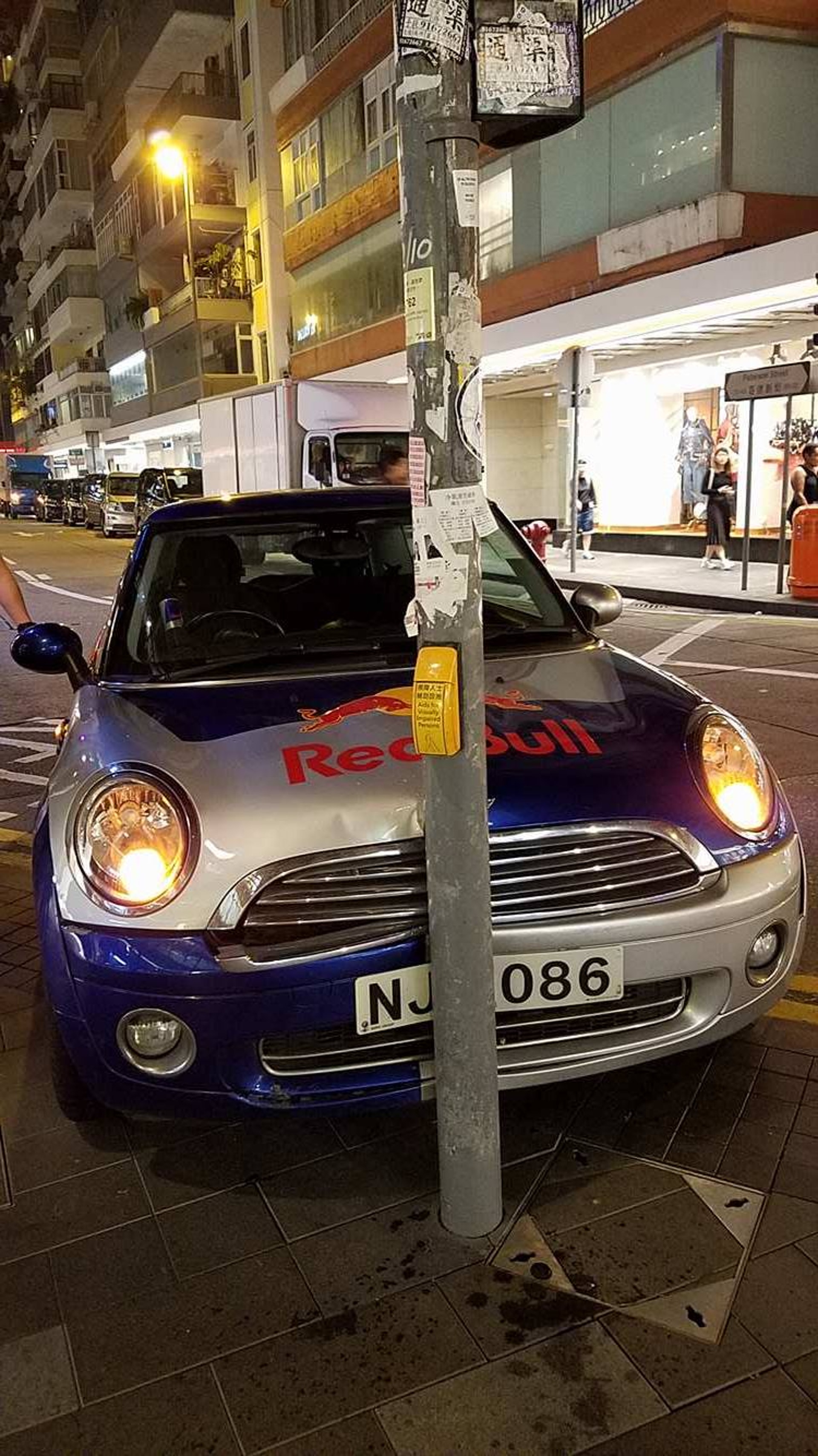 落入凡間的redbull P牌宣傳車自炒撞柱熱褲女等救援 香港01 社會新聞 落入凡間的redbull P牌宣傳車自炒撞柱熱褲女等救援 香港01 社會新聞