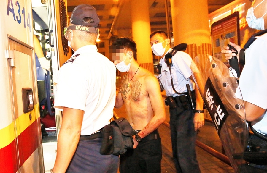 涉嫌打傷車長的醉漢被捕，報稱受傷須送院。(陳永武攝)