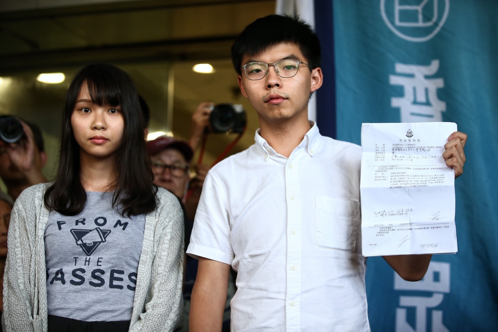 黃之鋒和周庭早前入稟,要求法庭裁定所有警方透過手令獲取的資料均屬非法,並要求警方歸還手機,案件仍在審理當中。 黃之鋒和周庭早前入稟,要求法庭裁定所有警方透過手令獲取的資料均屬非法,並要求警方歸還手機,案件仍在審理當中。