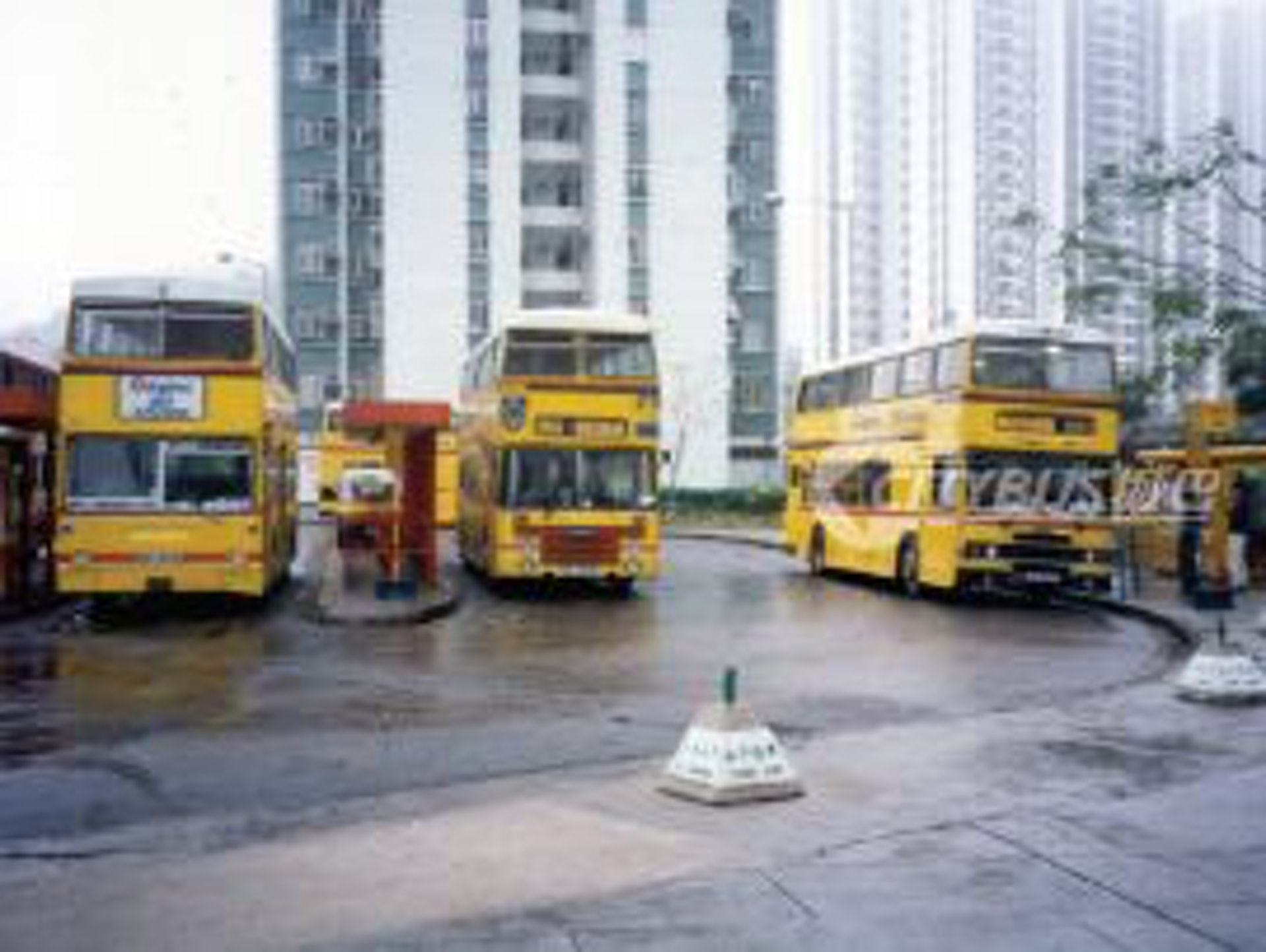 1980年代初,政府銳意發展新市鎮,城巴開辦連接沙田第一城與九龍塘地鐵站的居民巴士 602 號線 (後改稱 62R)。(新巴城巴網頁圖片) 1980年代初,政府銳意發展新市鎮,城巴開辦連接沙田第一城與九龍塘地鐵站的居民巴士 602 號線 (後改稱 62R)。(新巴城巴網頁圖片)