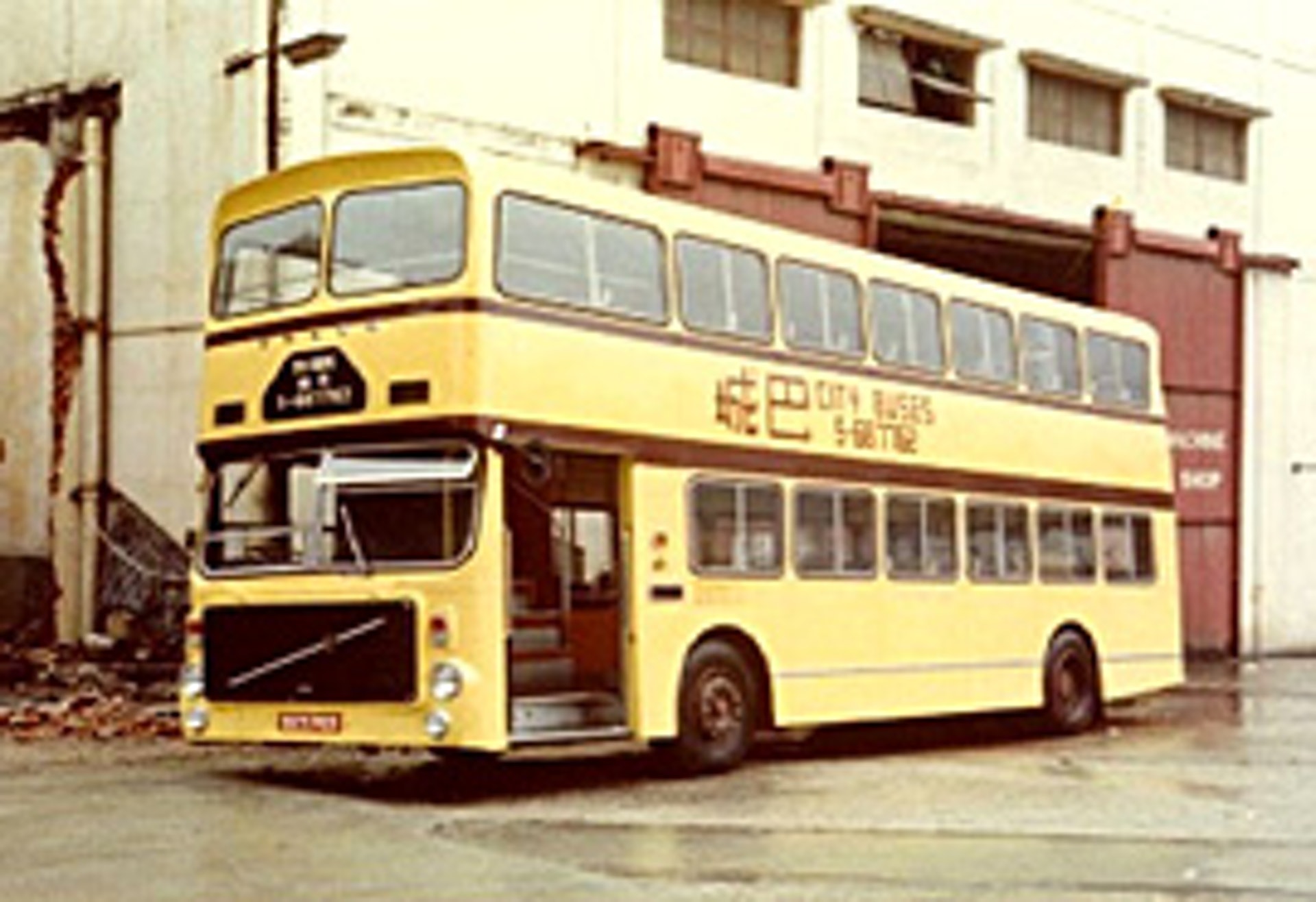 1979年7月,城巴以 Citybus 名稱開始營運非專營巴士服務,初期以一輛Ailsa Volvo B55 雙層巴士為香港船塢提供員工接送車服務。(新巴城巴網頁圖片) 1979年7月,城巴以 Citybus 名稱開始營運非專營巴士服務,初期以一輛Ailsa Volvo B55 雙層巴士為香港船塢提供員工接送車服務。(新巴城巴網頁圖片)