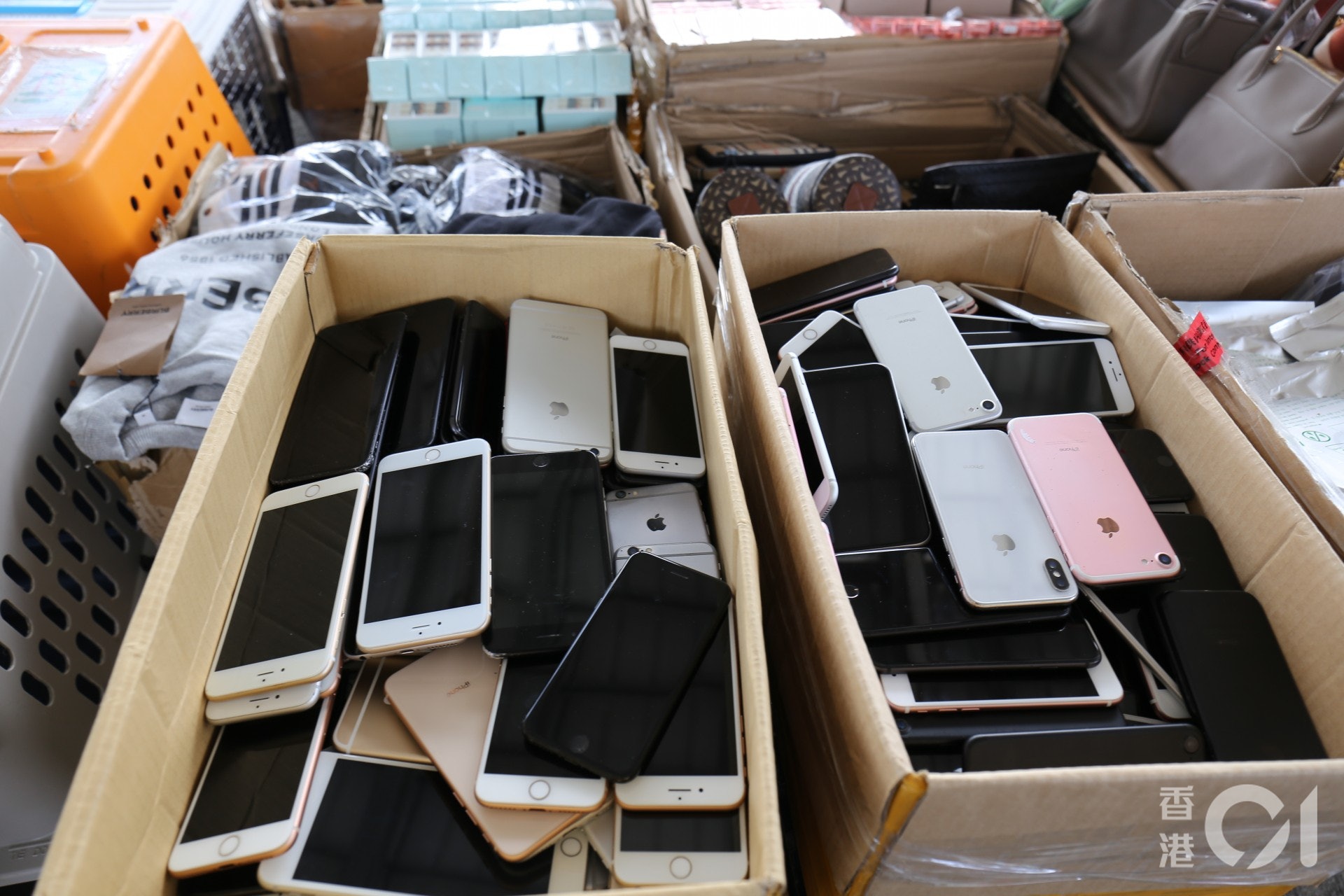 130萬件約值2200萬元的手提電話及電子零件。(黃穎津攝) 130萬件約值2200萬元的手提電話及電子零件。(黃穎津攝)
