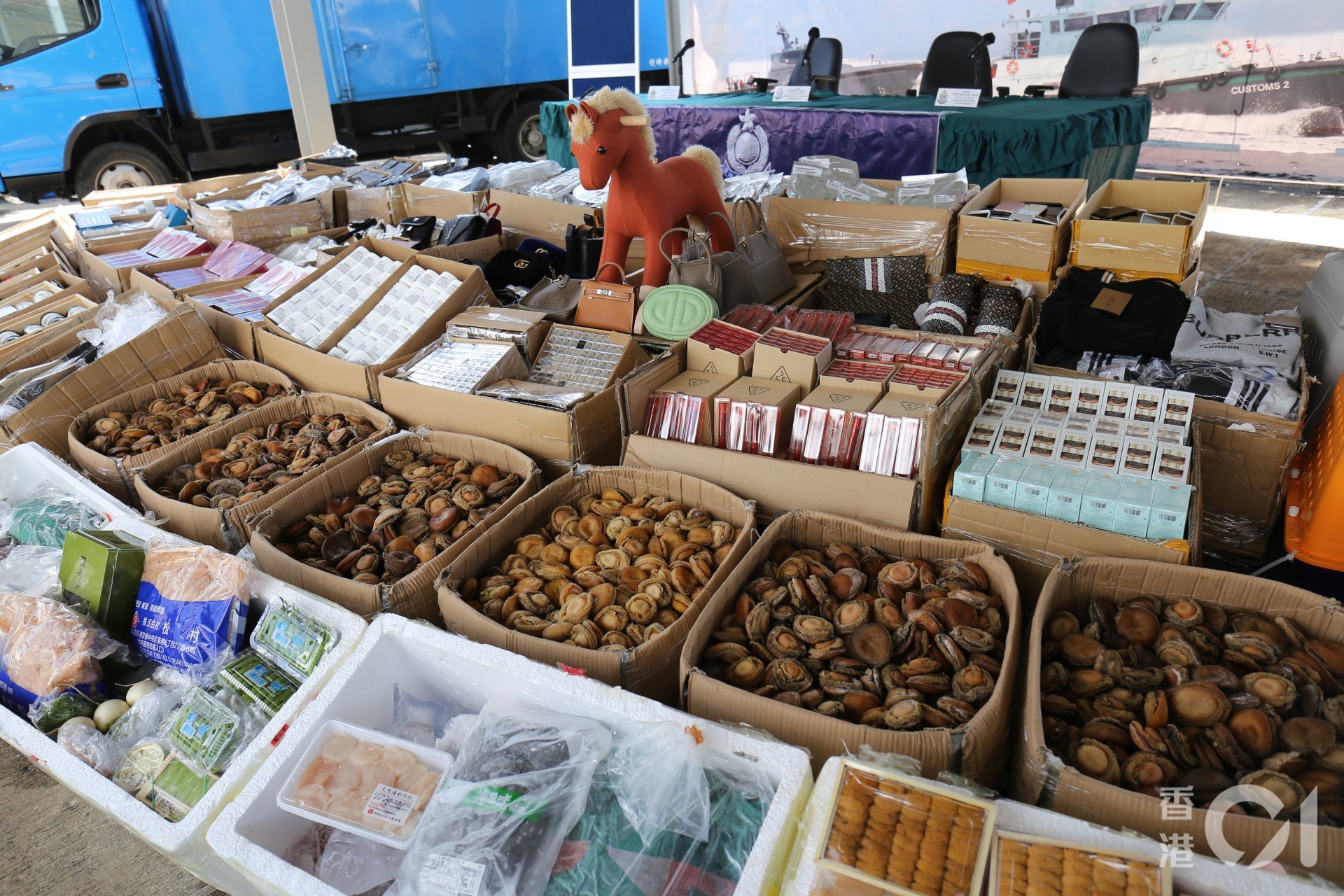 水警及海關反走私聯合行動檢3700萬元雜貨。(黃穎津攝) 水警及海關反走私聯合行動檢3700萬元雜貨。(黃穎津攝)