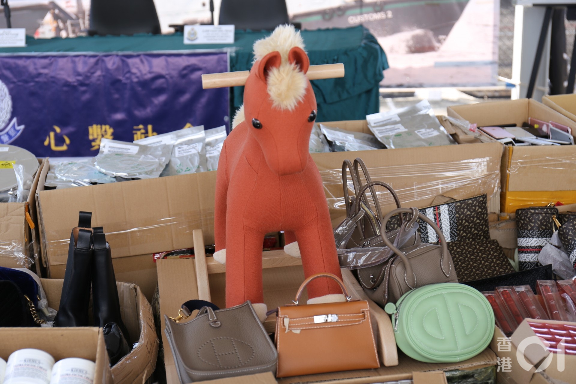 行動又檢獲324件名牌產品。(黃穎津攝) 行動又檢獲324件名牌產品。(黃穎津攝)