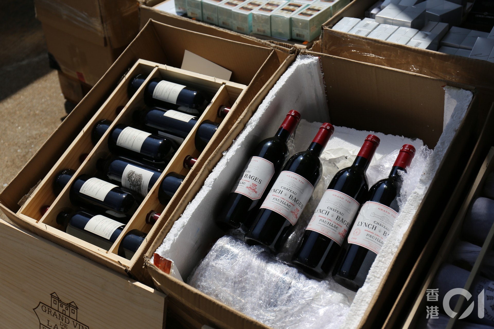 行動中檢獲一批貴價紅酒,總值約200萬元,最費一支價值高達三萬元。(黃穎津攝) 行動中檢獲一批貴價紅酒,總值約200萬元,最費一支價值高達三萬元。(黃穎津攝)