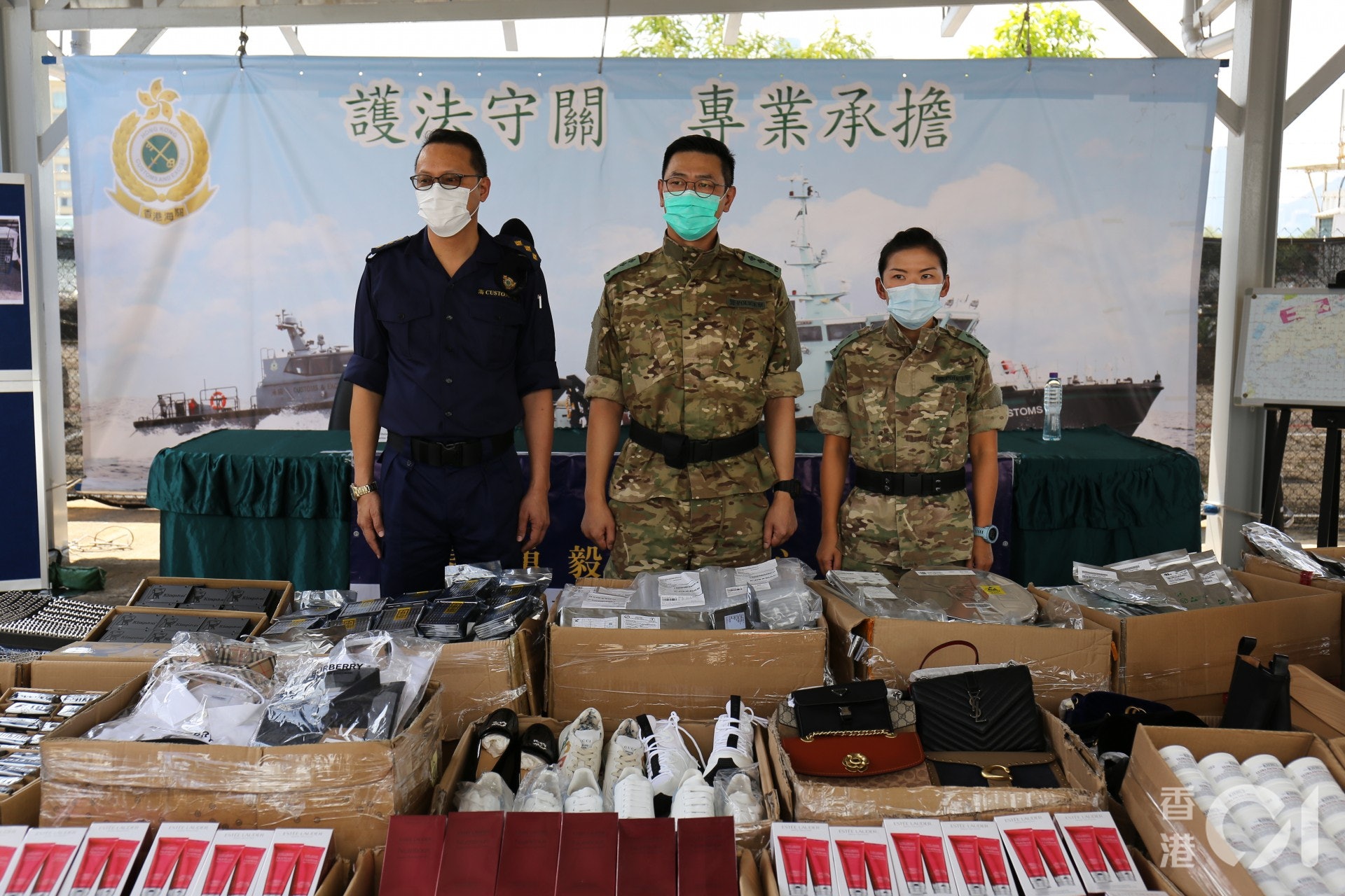 海關海域調查組指揮官張國賢(左)指海上走私數字今年大幅上升。(黃穎津攝) 海關海域調查組指揮官張國賢(左)指海上走私數字今年大幅上升。(黃穎津攝)