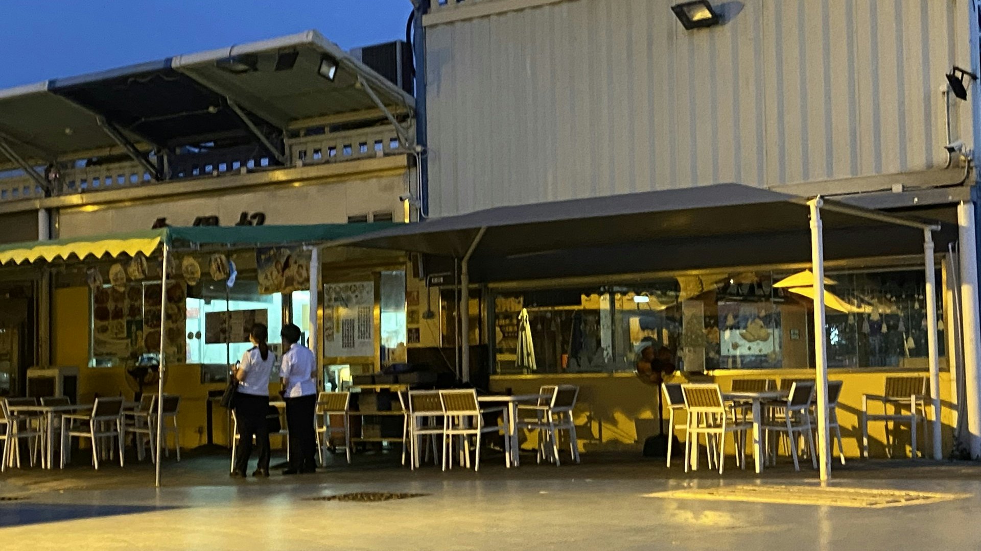 禁堂食令|01揭新田食肆違規 職員稱今晚唔做生意 警方食環巡查 禁堂食令|01揭新田食肆違規 職員稱今晚唔做生意 警方食環巡查